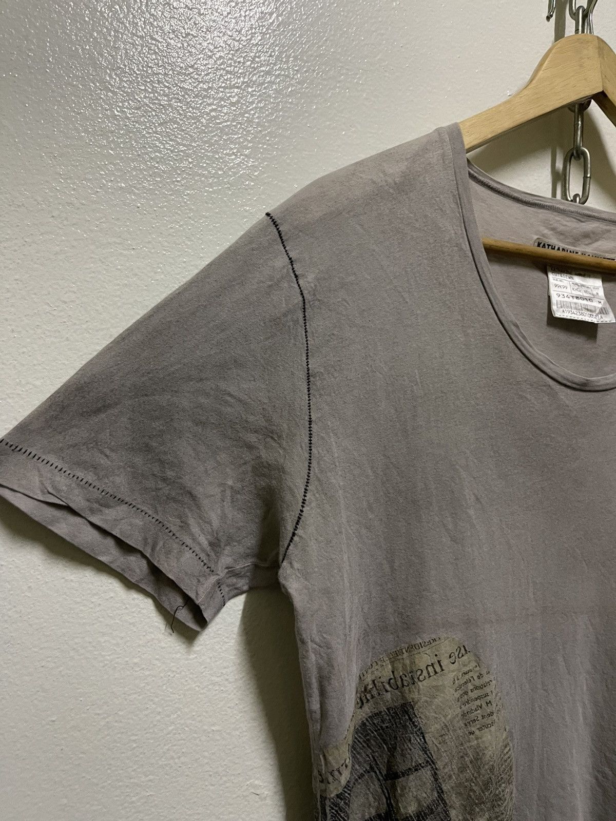 Japanese Brand Katharine Hamnett London News Paper Printed T Shirt Size US M / EU 48-50 / 2 - 2 Thumbnail
