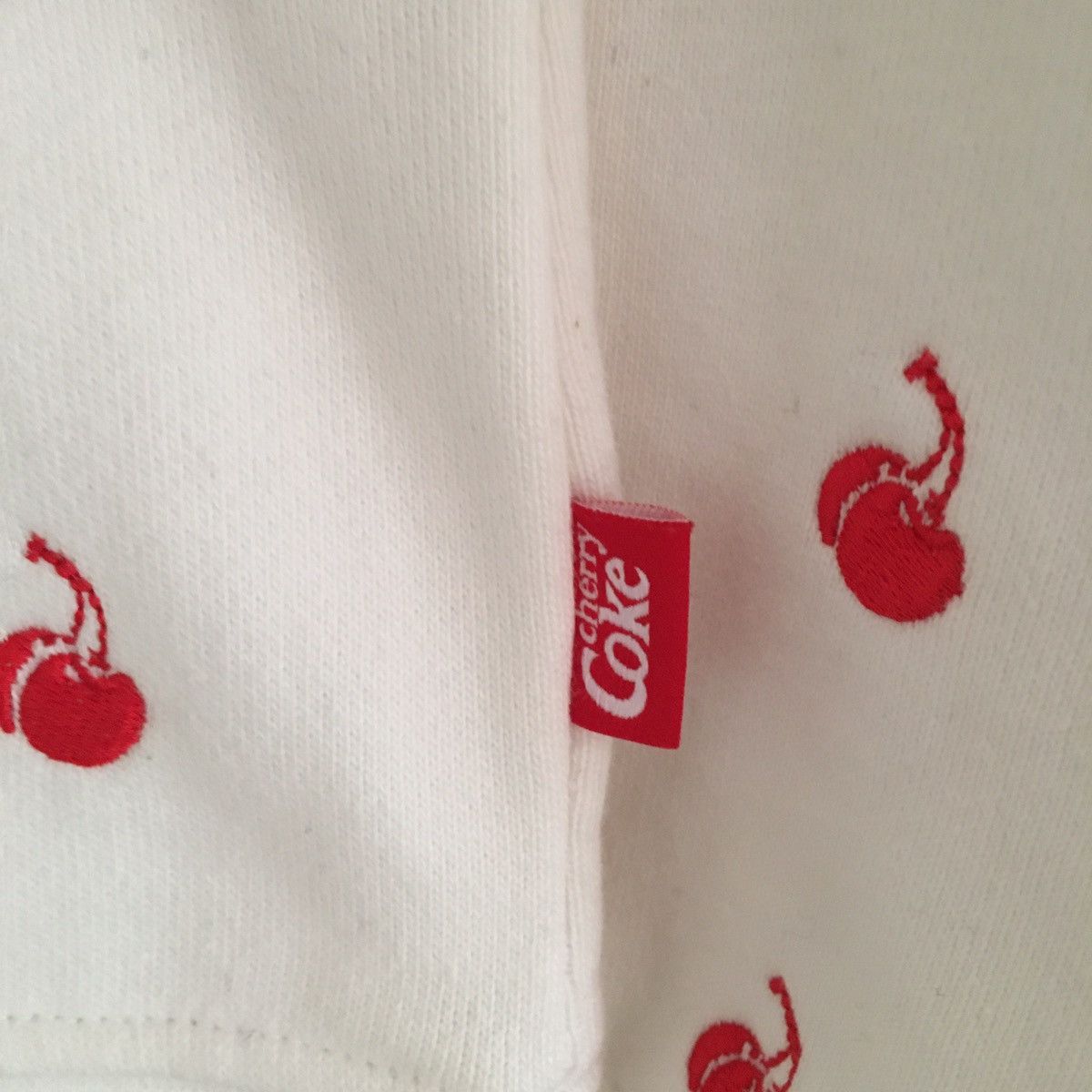 Coca Cola × Kith Kith x Coca-Cola Cherries Crewneck F/F Size US M / EU 48-50 / 2 - 5 Thumbnail