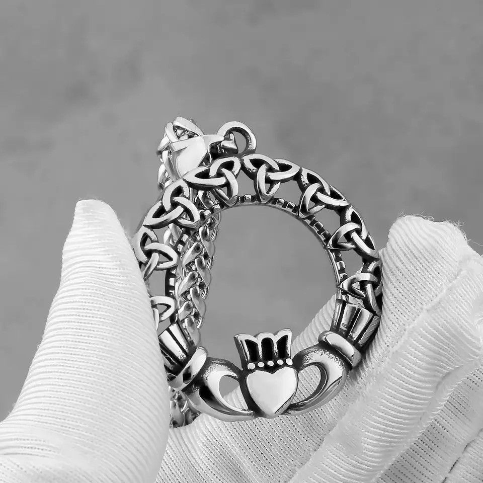 Jewelry Heart Crown Round Pendant Necklace Size ONE SIZE - 2 Thumbnail