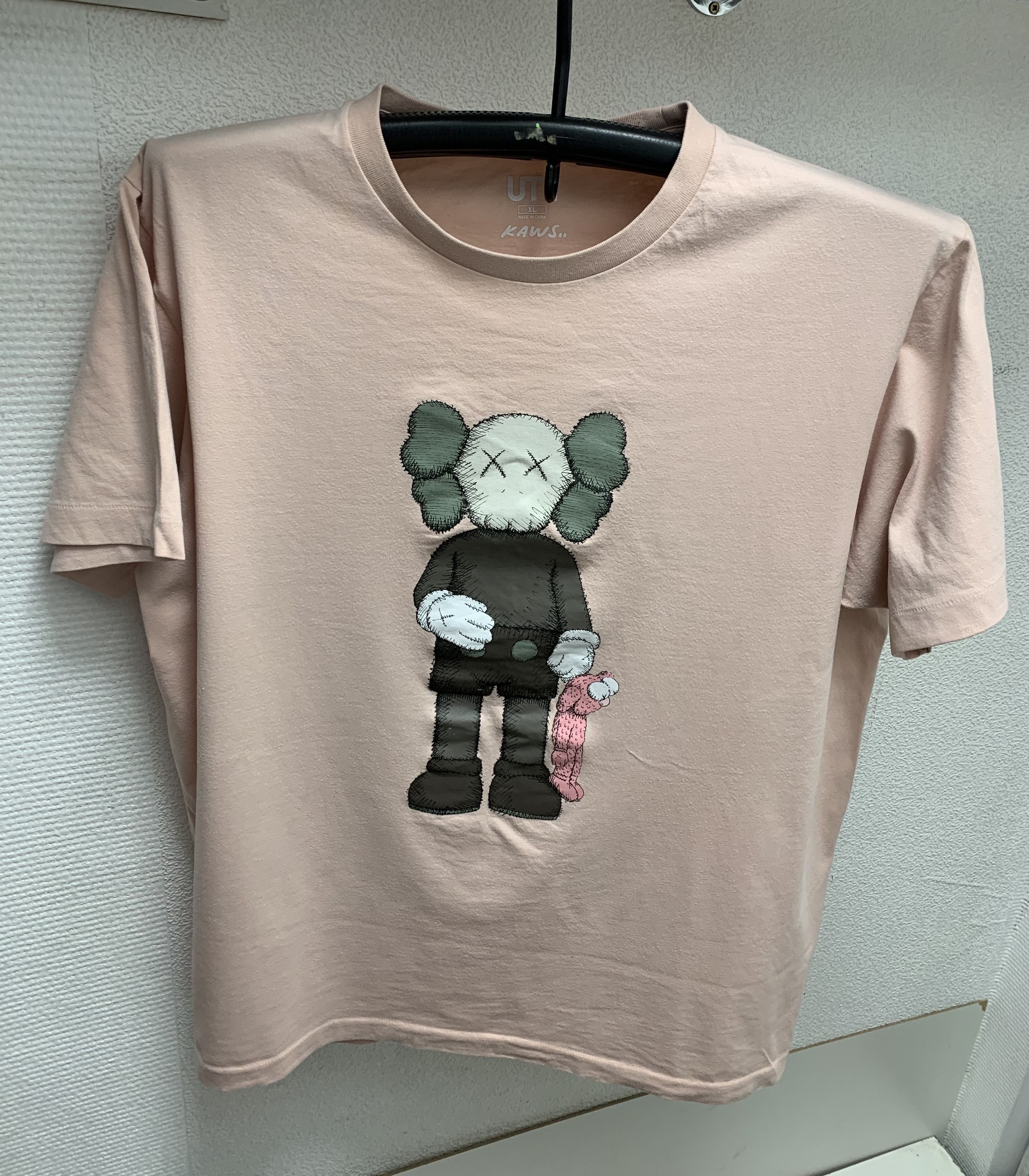 Uniqlo Kaws big logo t-shirt Xl pink