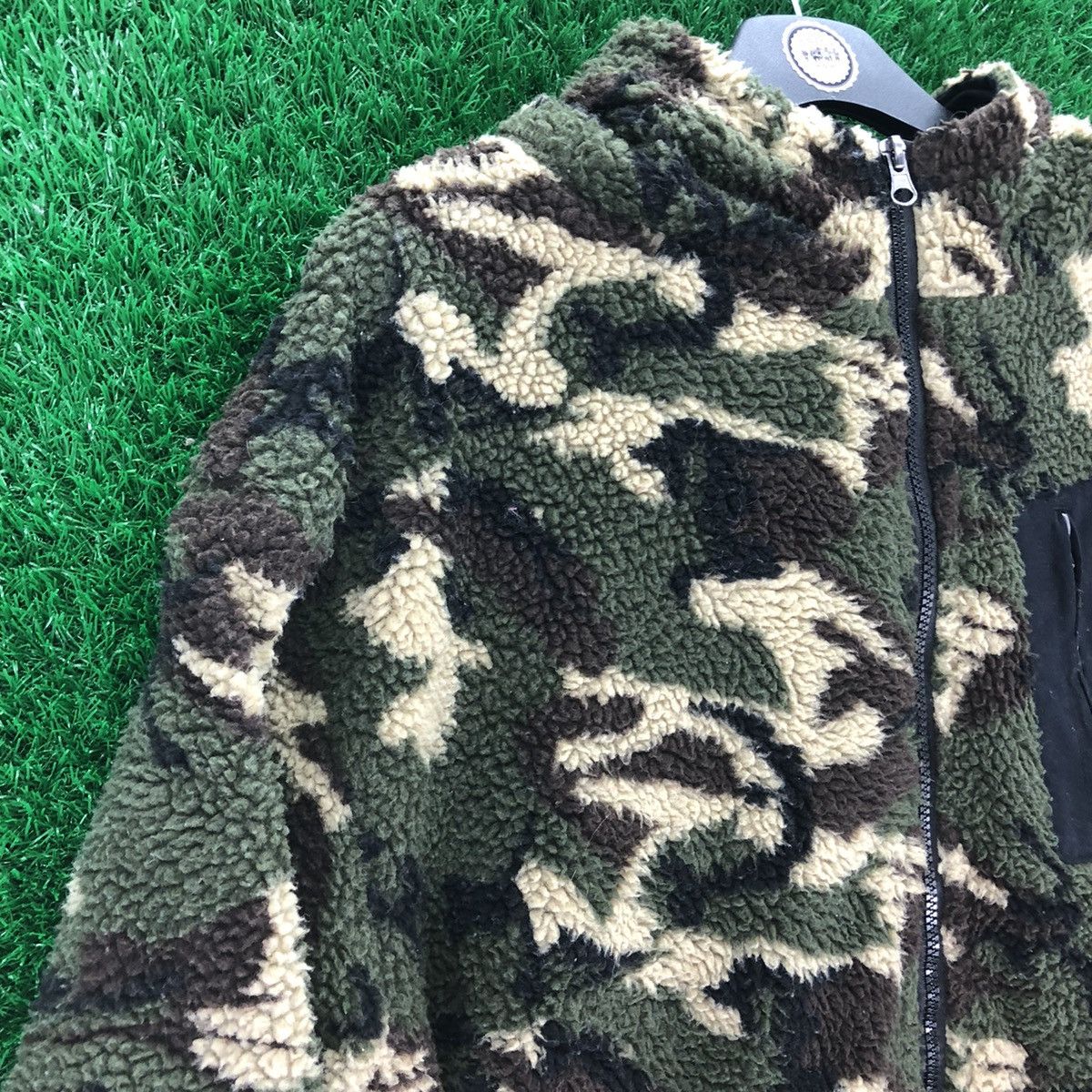 Japanese Brand Vintage Bulky Camo Sherpa Zipper Sweater Hoodie Jacket Size US XL / EU 56 / 4 - 2 Thumbnail