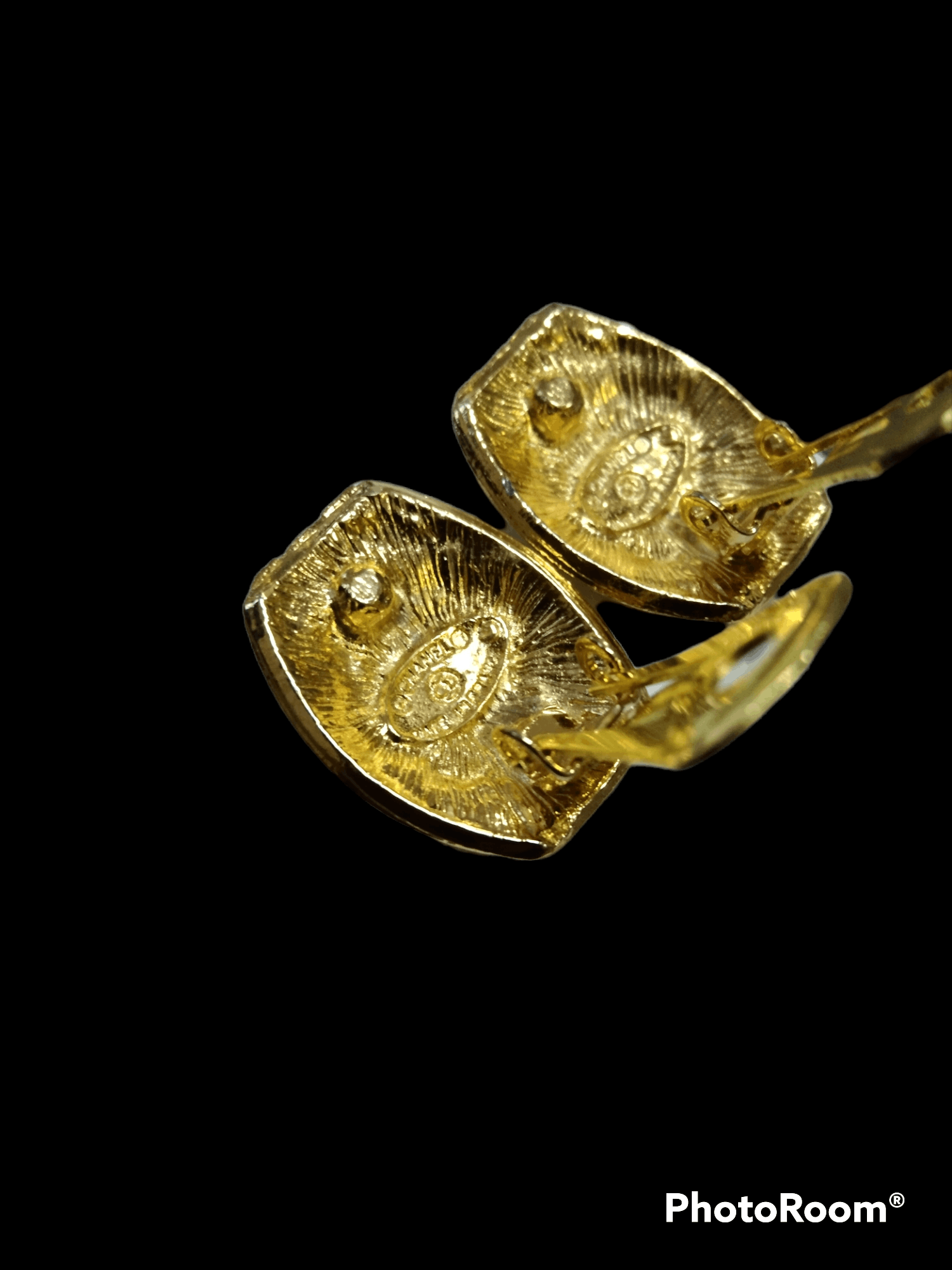Chanel GRAIL🔥OG CHANEL CC EARRING CLIP VINTAGE MADE IN FRANCE Size ONE SIZE - 5 Thumbnail