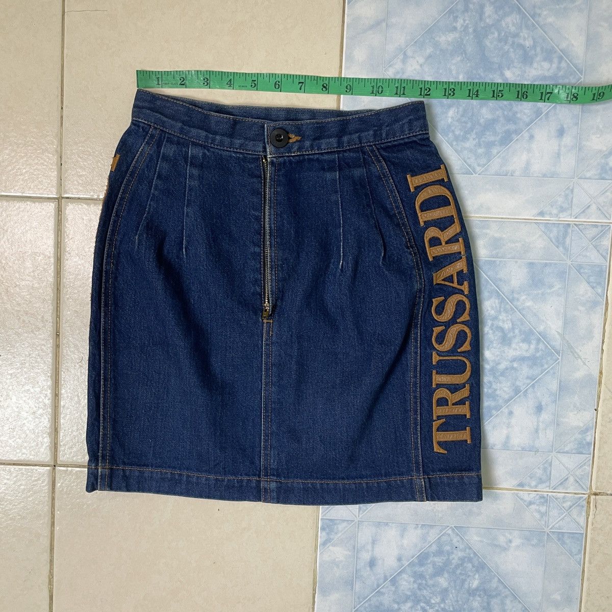 Trussardi Trussardi Jeans Embossed Trussardi Mini Skirt Size 28" / US 6 / IT 42 - 14 Thumbnail