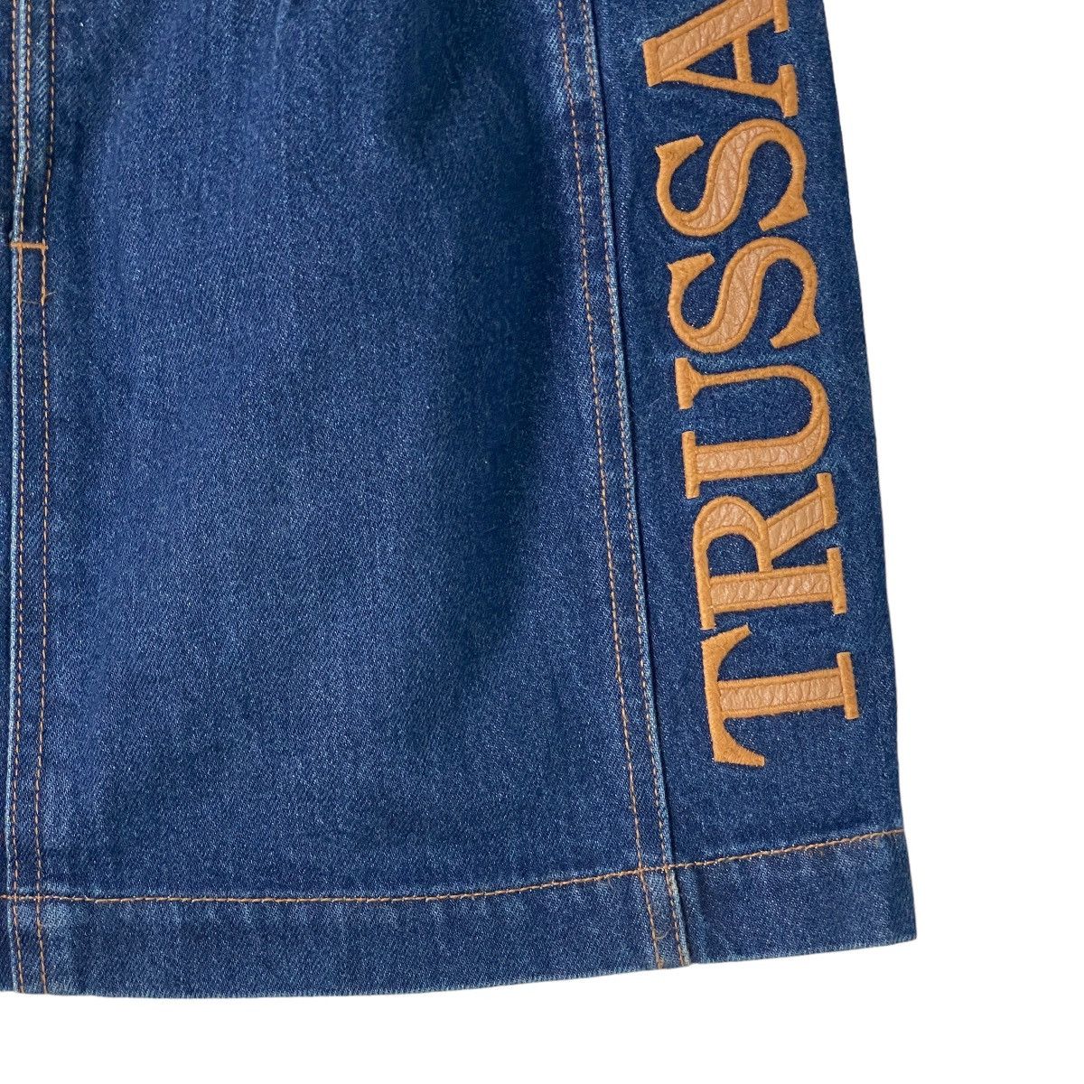 Trussardi Trussardi Jeans Embossed Trussardi Mini Skirt Size 28" / US 6 / IT 42 - 4 Thumbnail