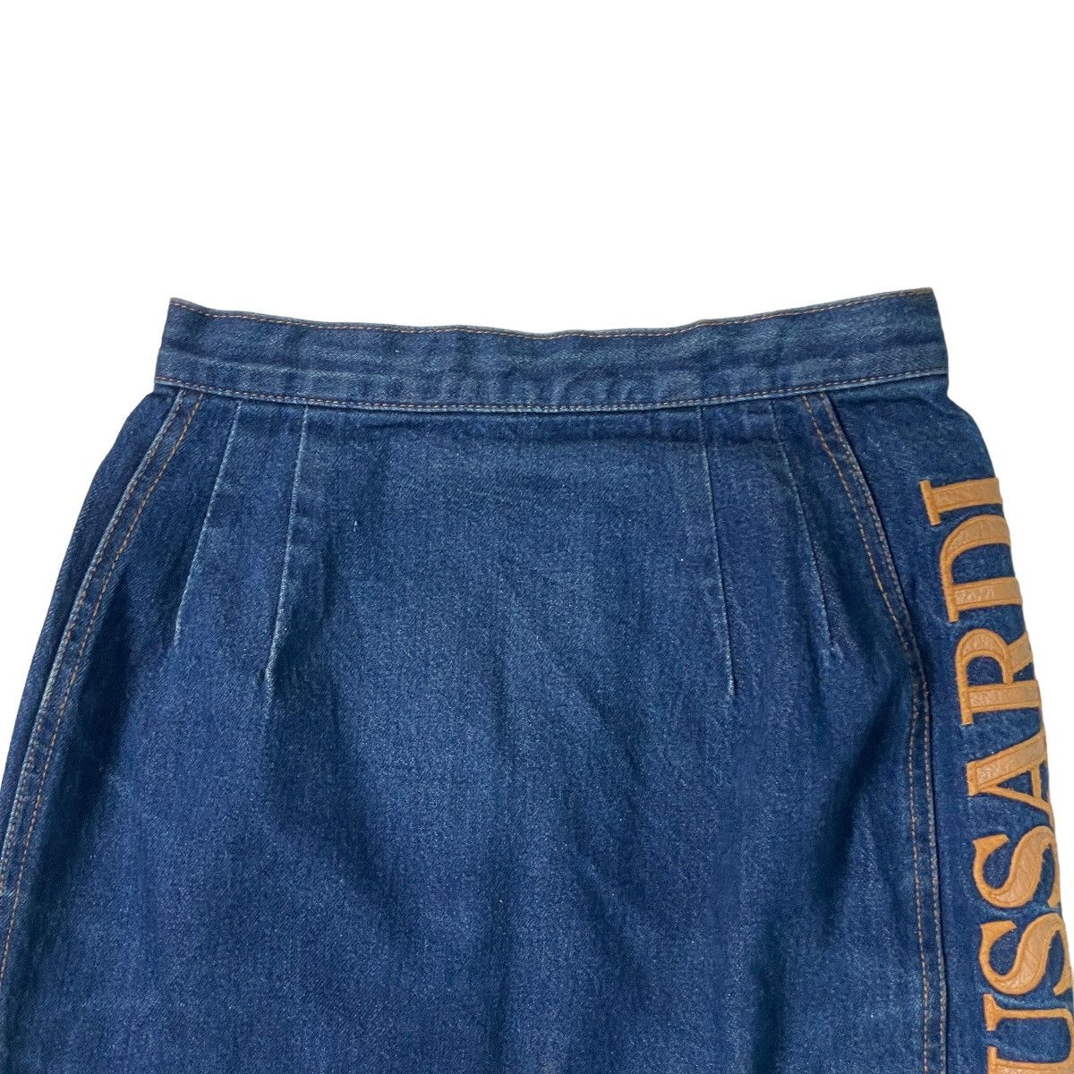 Trussardi Trussardi Jeans Embossed Trussardi Mini Skirt Size 28" / US 6 / IT 42 - 7 Thumbnail