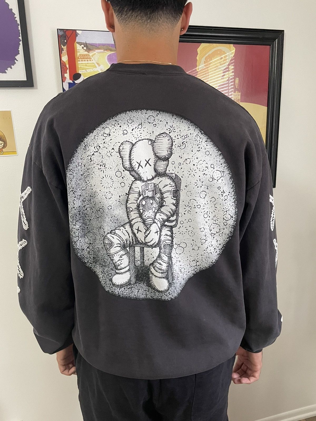スウェット・トレーナー KAWS For Kid Cudi Moon Man Back Print Crewneck Sweatshirt KAWS For Kid Cudi Moon Man Back Print Crewneck Sweatshirt