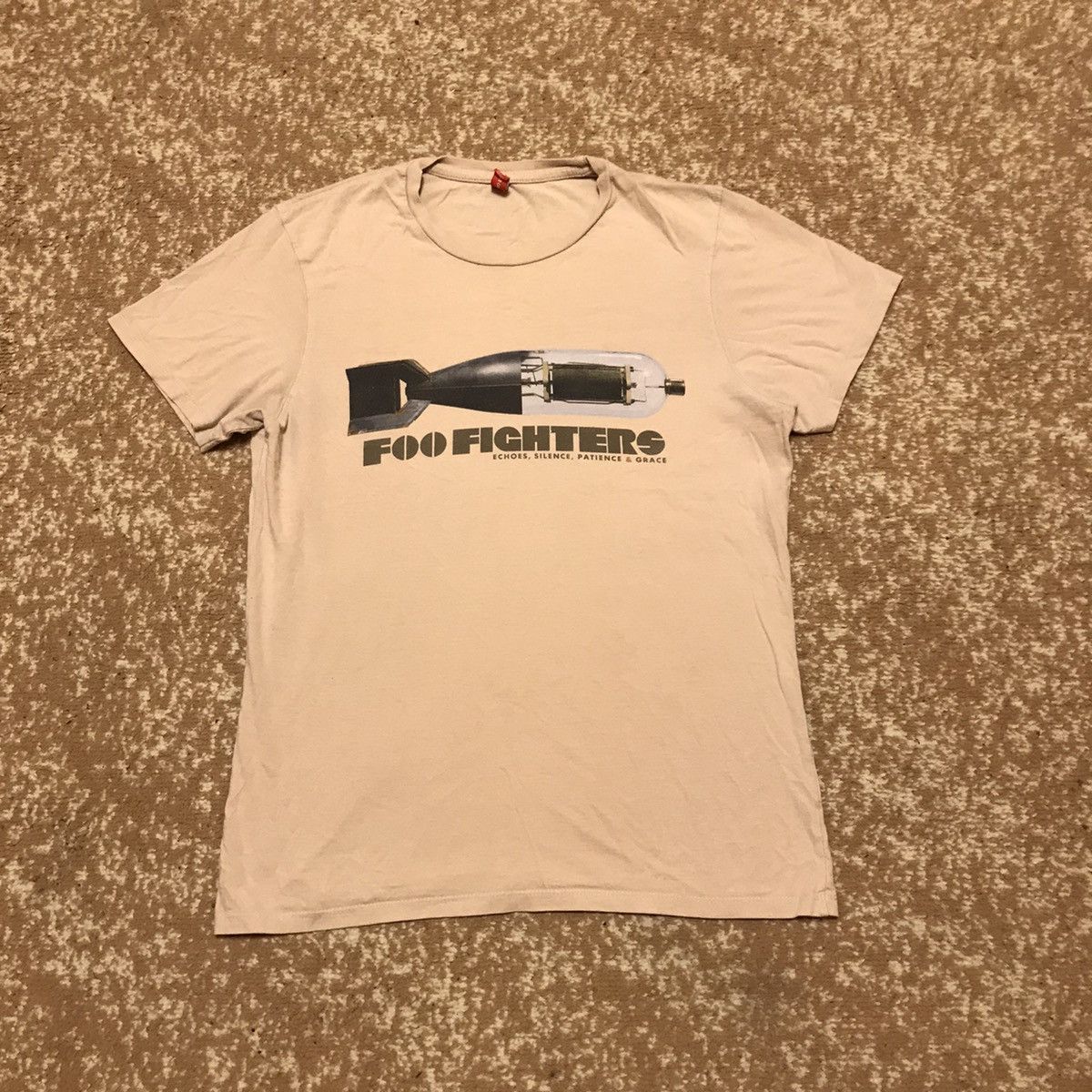 Band Tees Vintage 90s Foo Fighters tee world tour band tee size M Size US M / EU 48-50 / 2 - 1 Thumbnail