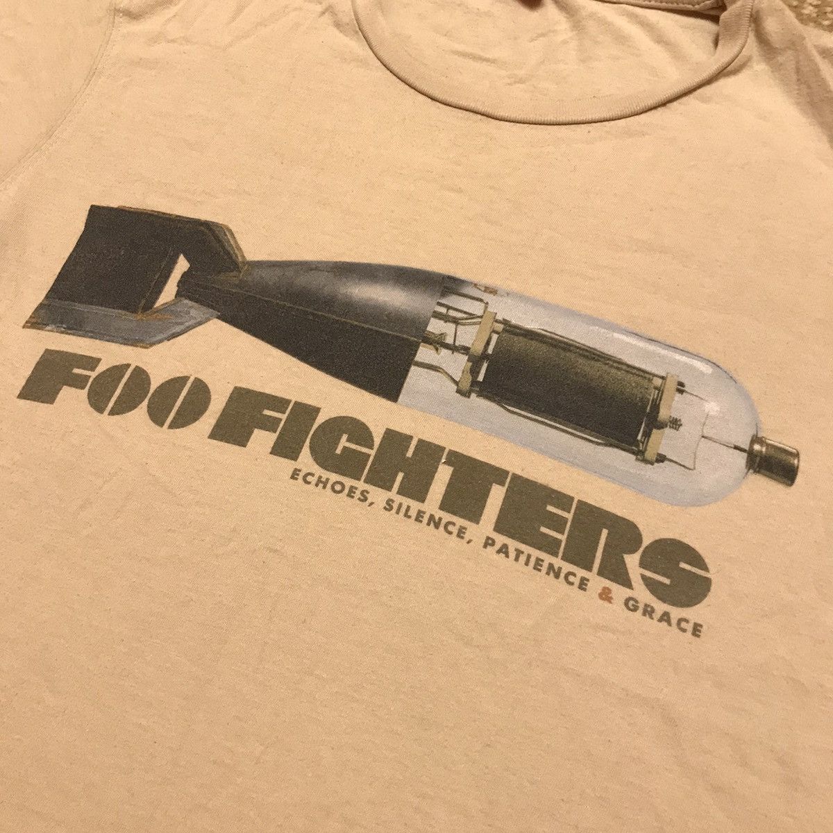 Band Tees Vintage 90s Foo Fighters tee world tour band tee size M Size US M / EU 48-50 / 2 - 3 Thumbnail