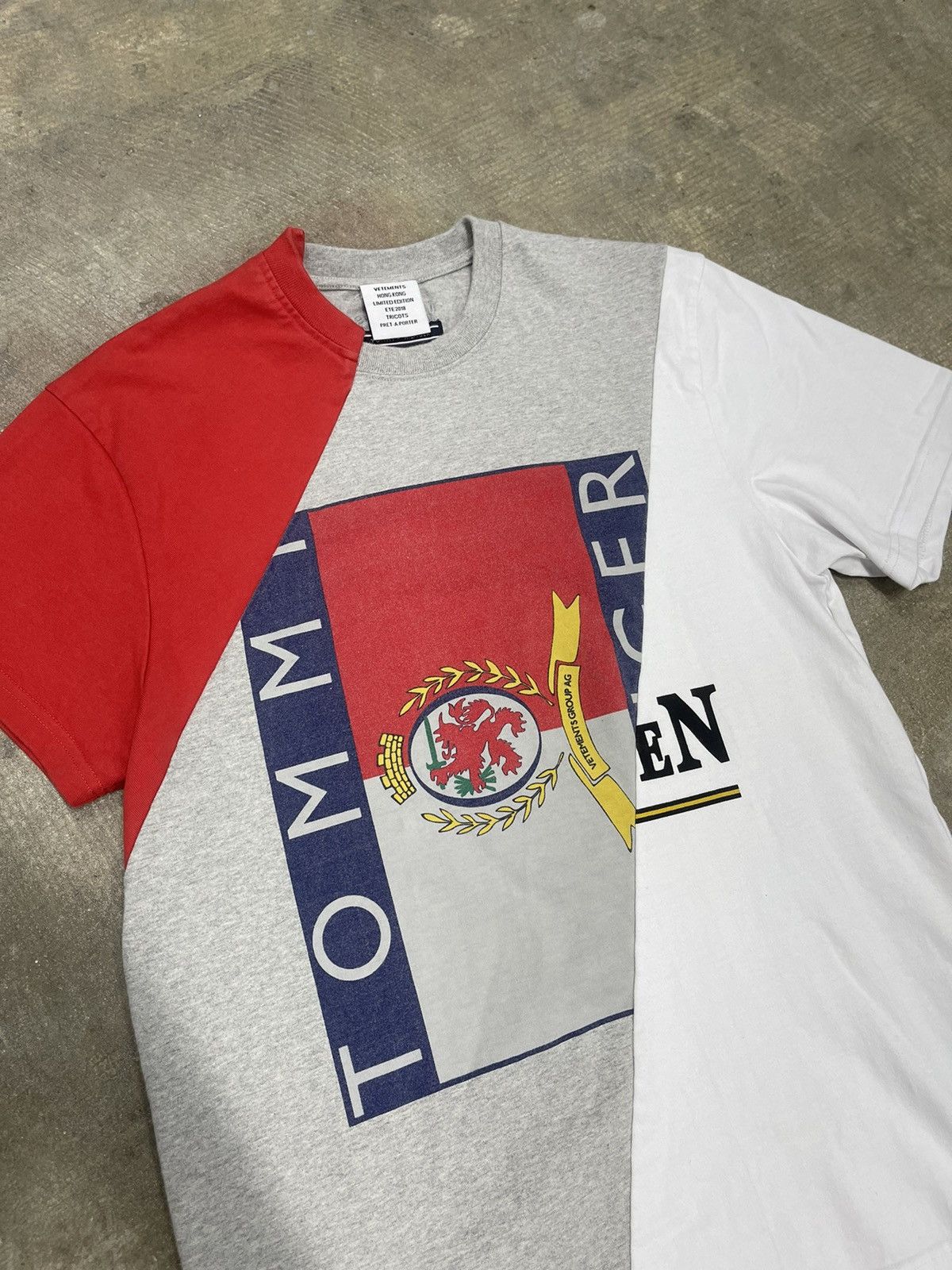 Tommy Hilfiger × Vetements Logo Print Patchwork T-Shirt Size US S / EU 44-46 / 1 - 3 Thumbnail