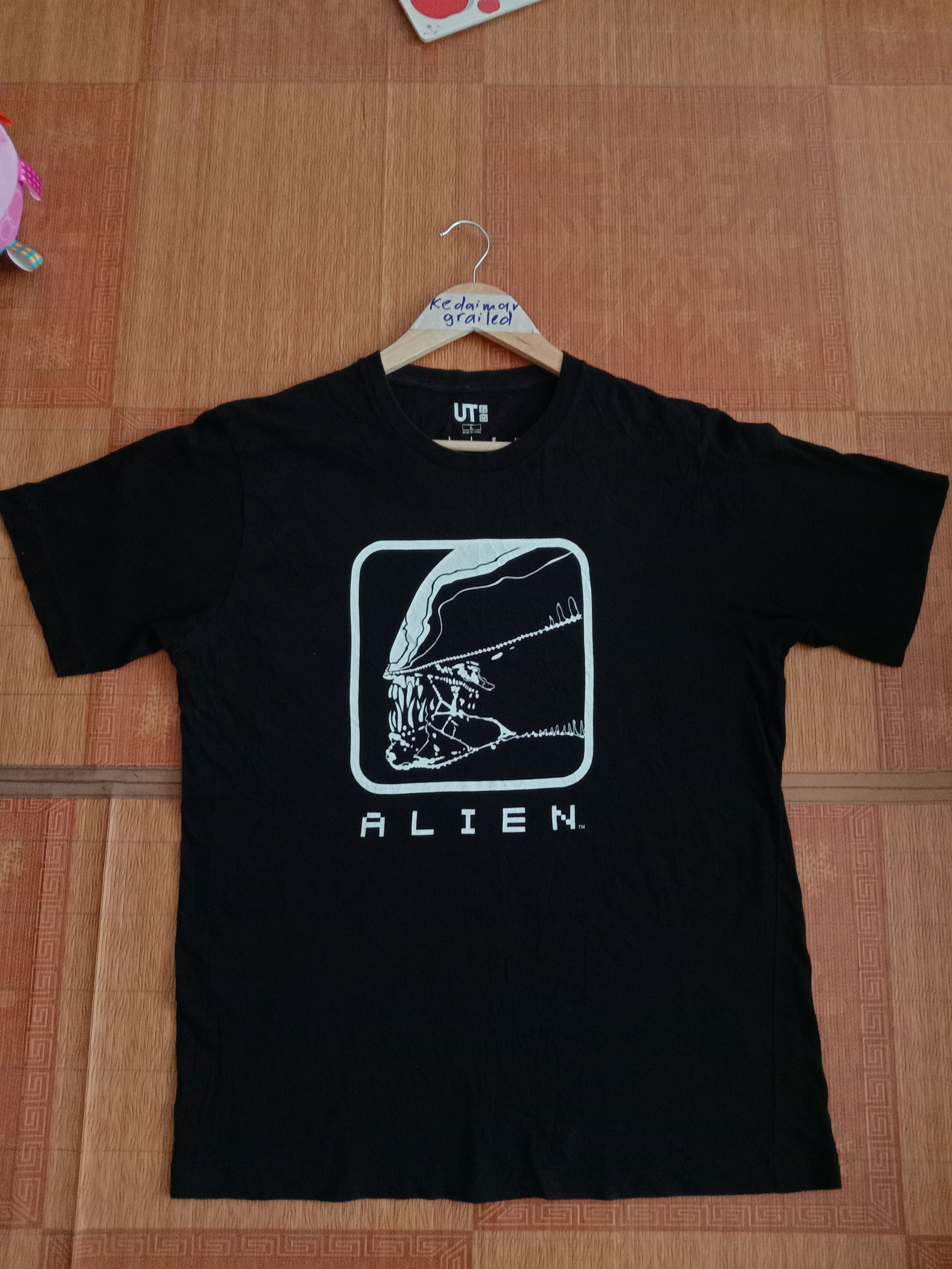Uniqlo Alien Movie Tee Size US L / EU 52-54 / 3 - 1 Thumbnail