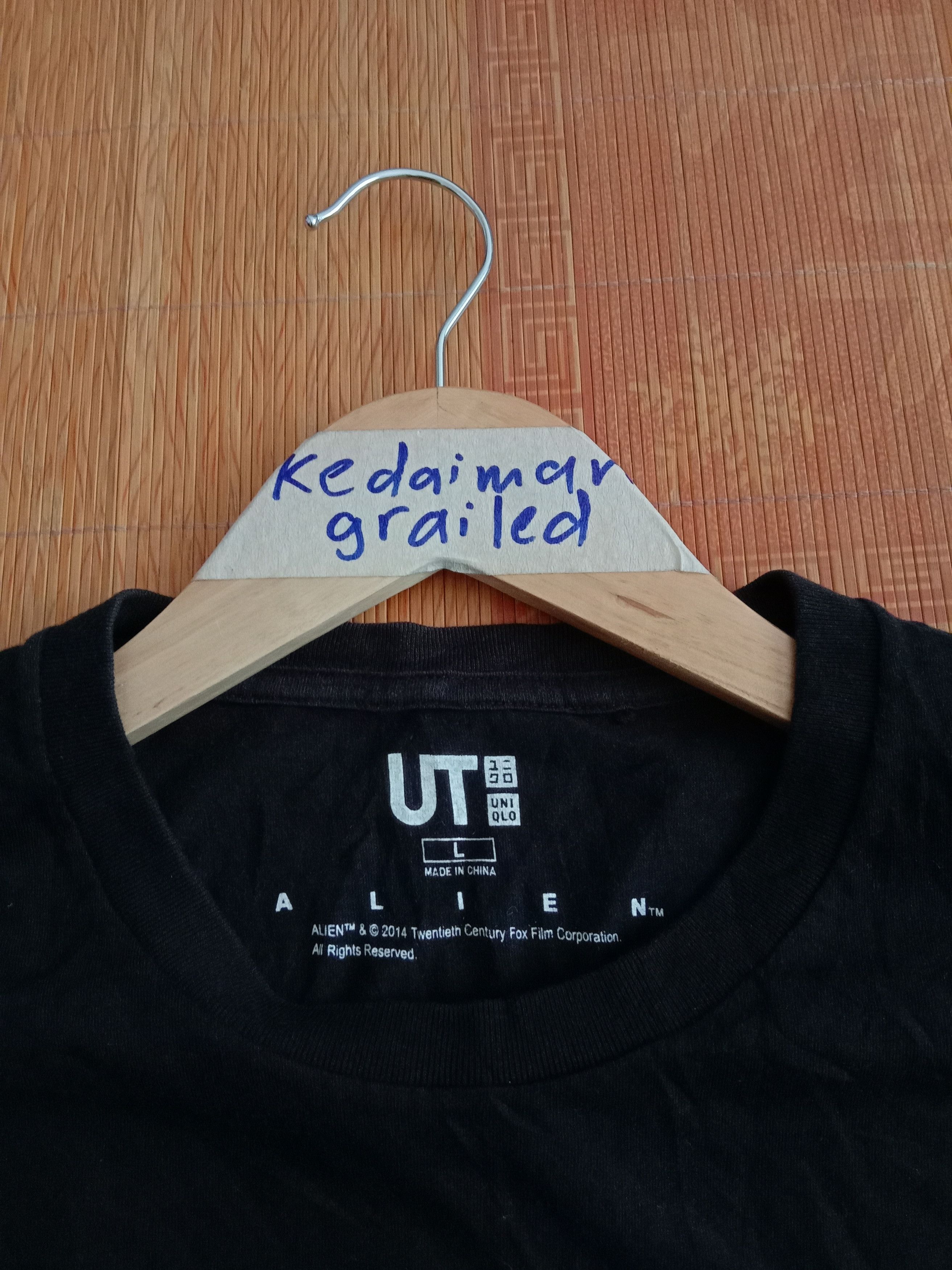Uniqlo Alien Movie Tee Size US L / EU 52-54 / 3 - 2 Thumbnail