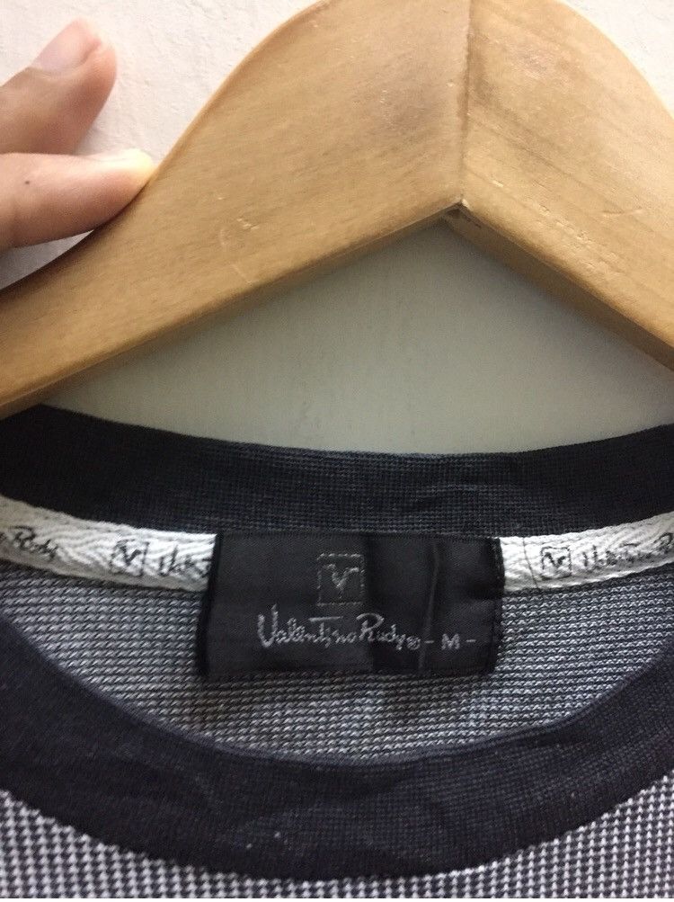 Valentino Vintage Valentino tshirt Size US L / EU 52-54 / 3 - 3 Thumbnail