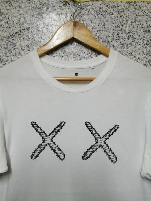 Japanese Brand VINTAGE KAWS VERY RARE Size US M / EU 48-50 / 2 - 4 Thumbnail
