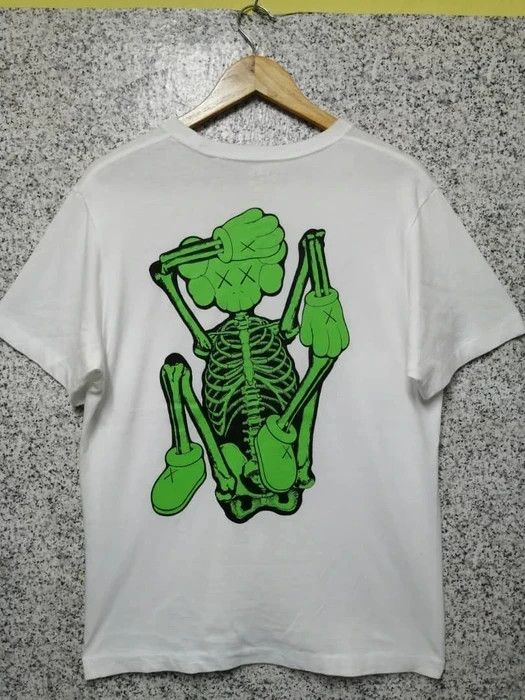 Japanese Brand VINTAGE KAWS VERY RARE Size US M / EU 48-50 / 2 - 1 Thumbnail