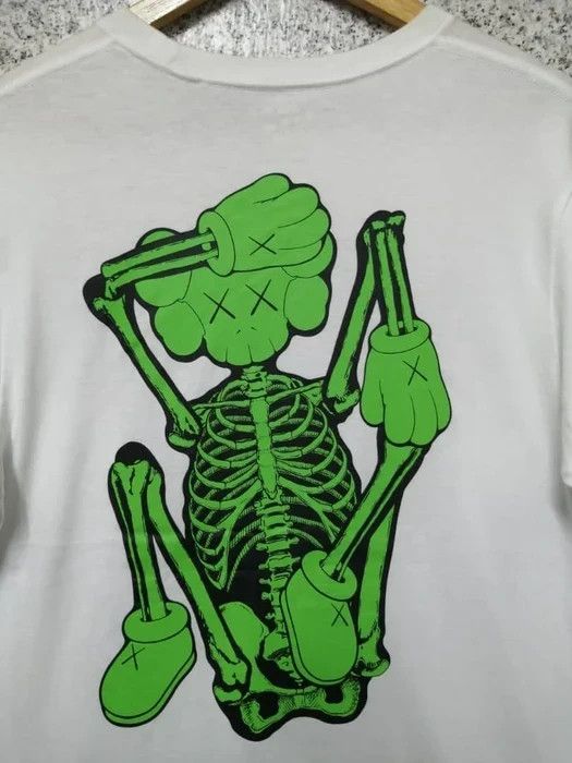 Japanese Brand VINTAGE KAWS VERY RARE Size US M / EU 48-50 / 2 - 3 Thumbnail