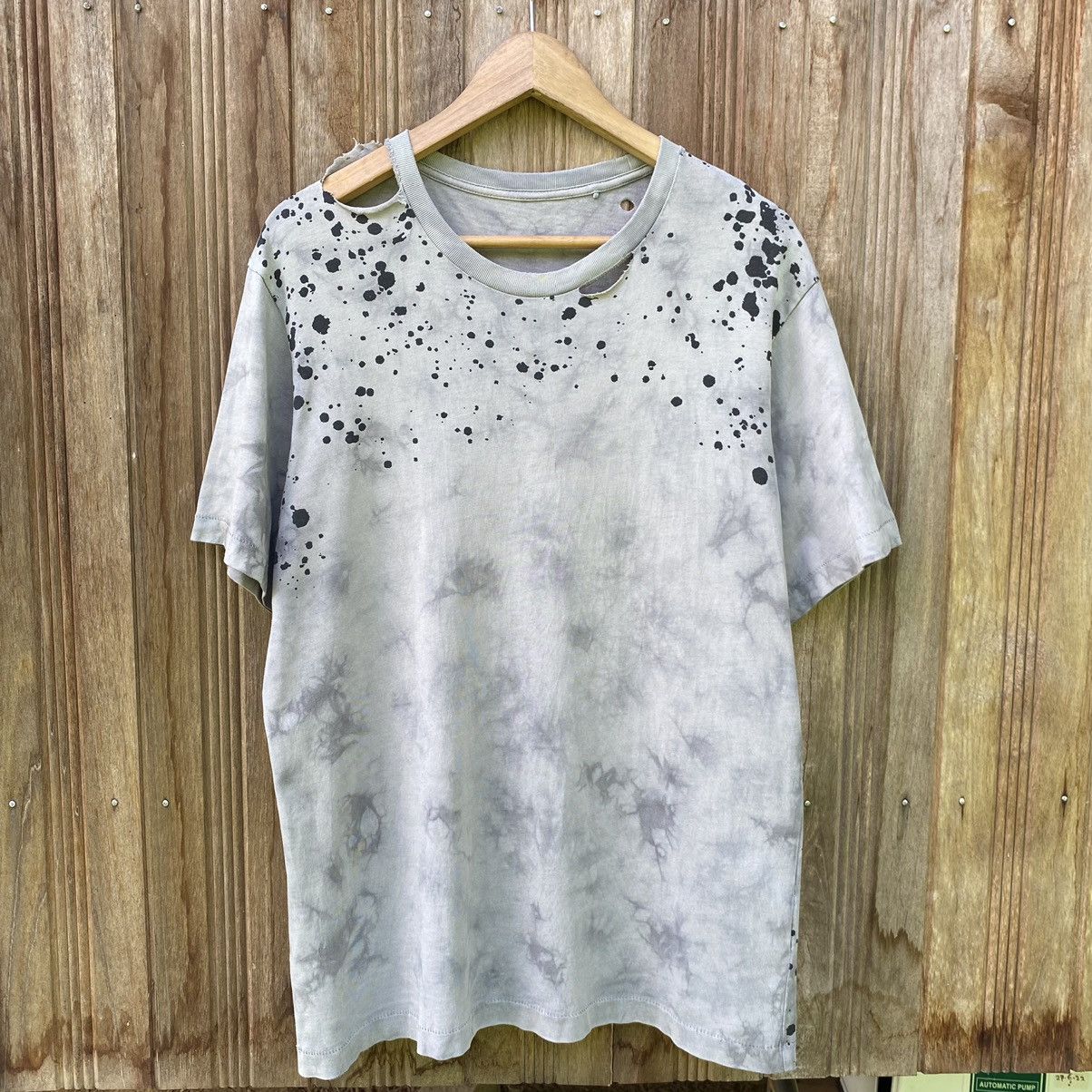 Uniqlo Thrashed Distressed Uniqlo x Futura Tee Size US L / EU 52-54 / 3 - 2 Thumbnail