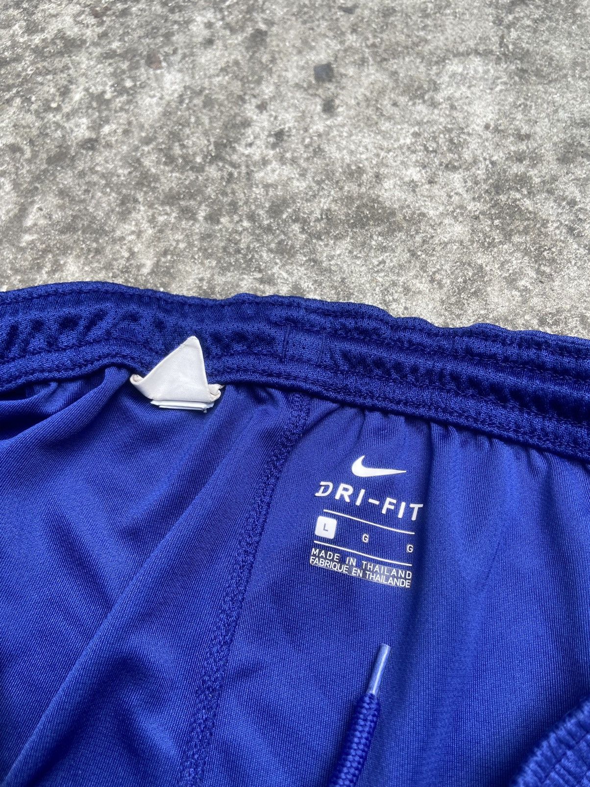 Nike Vintage Nike F.C. Barcelona shorts soccer Streetwear rare L Size US 33 - 4 Thumbnail