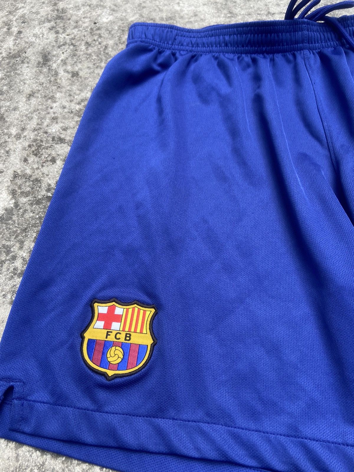 Nike Vintage Nike F.C. Barcelona shorts soccer Streetwear rare L Size US 33 - 3 Thumbnail