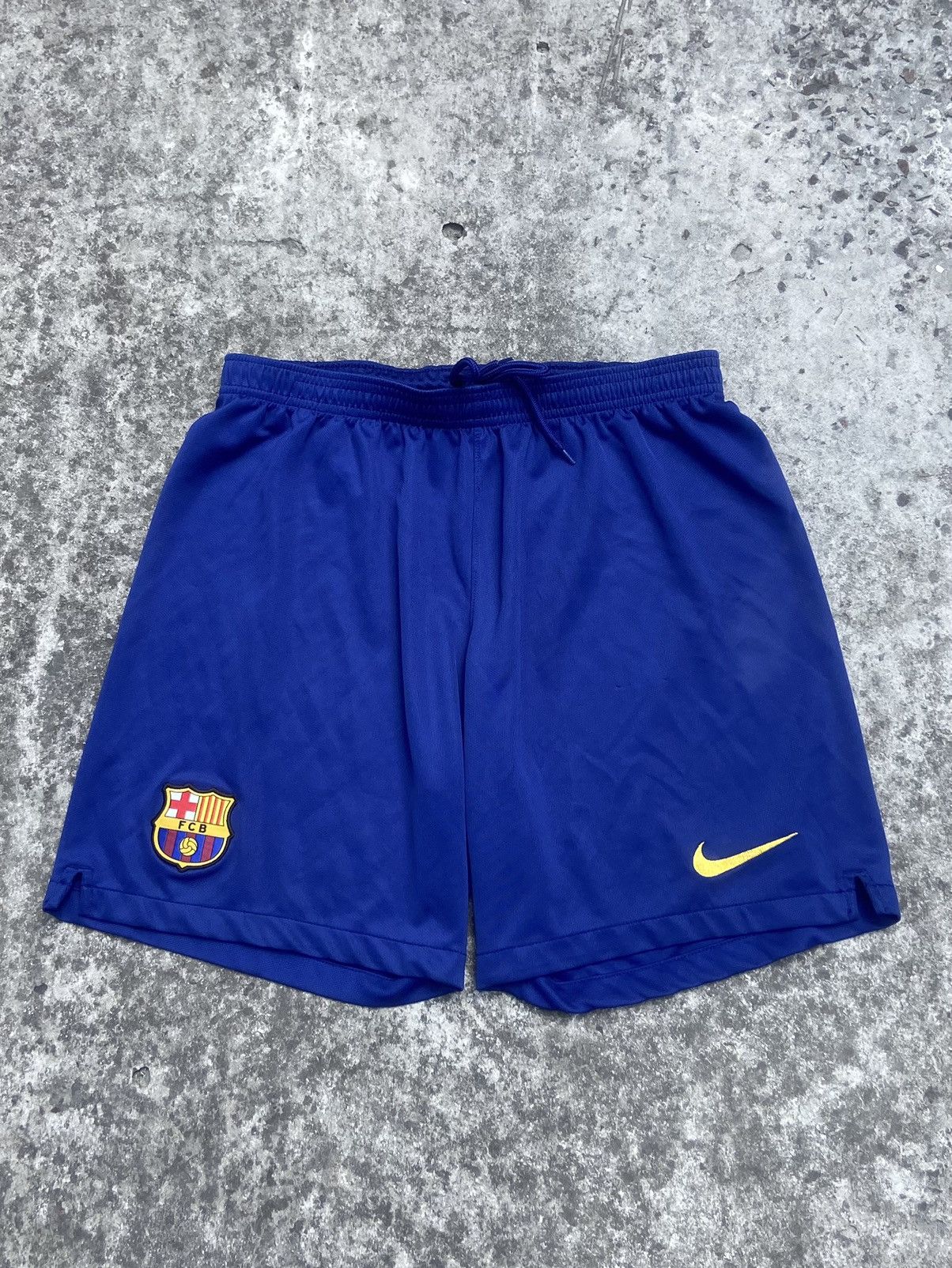 Nike Vintage Nike F.C. Barcelona shorts soccer Streetwear rare L Size US 33 - 1 Thumbnail