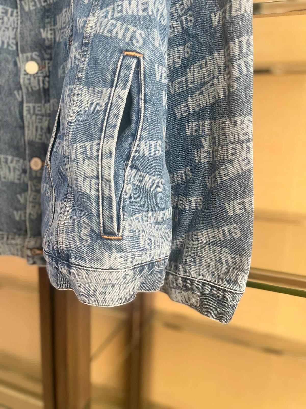 Vetements Logo All Over Denim Jacket in Light Blue Size US L / EU 52-54 / 3 - 8 Thumbnail