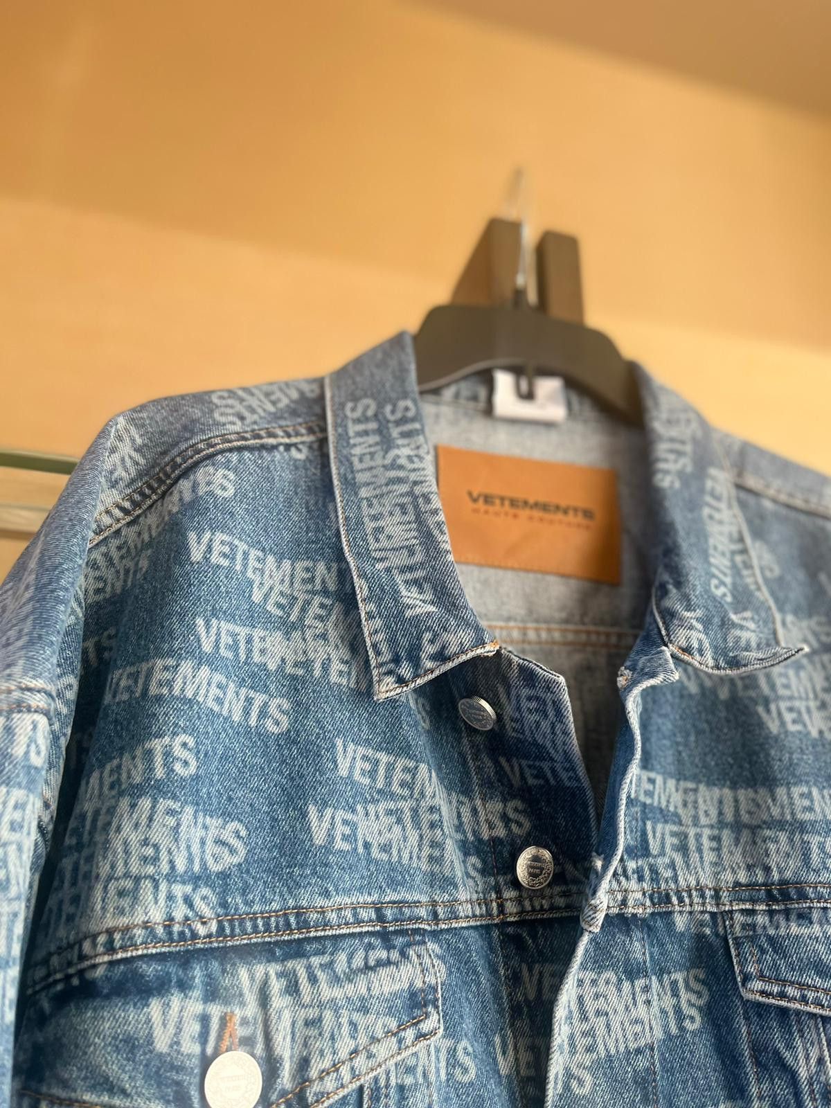 Vetements Logo All Over Denim Jacket in Light Blue Size US L / EU 52-54 / 3 - 4 Thumbnail
