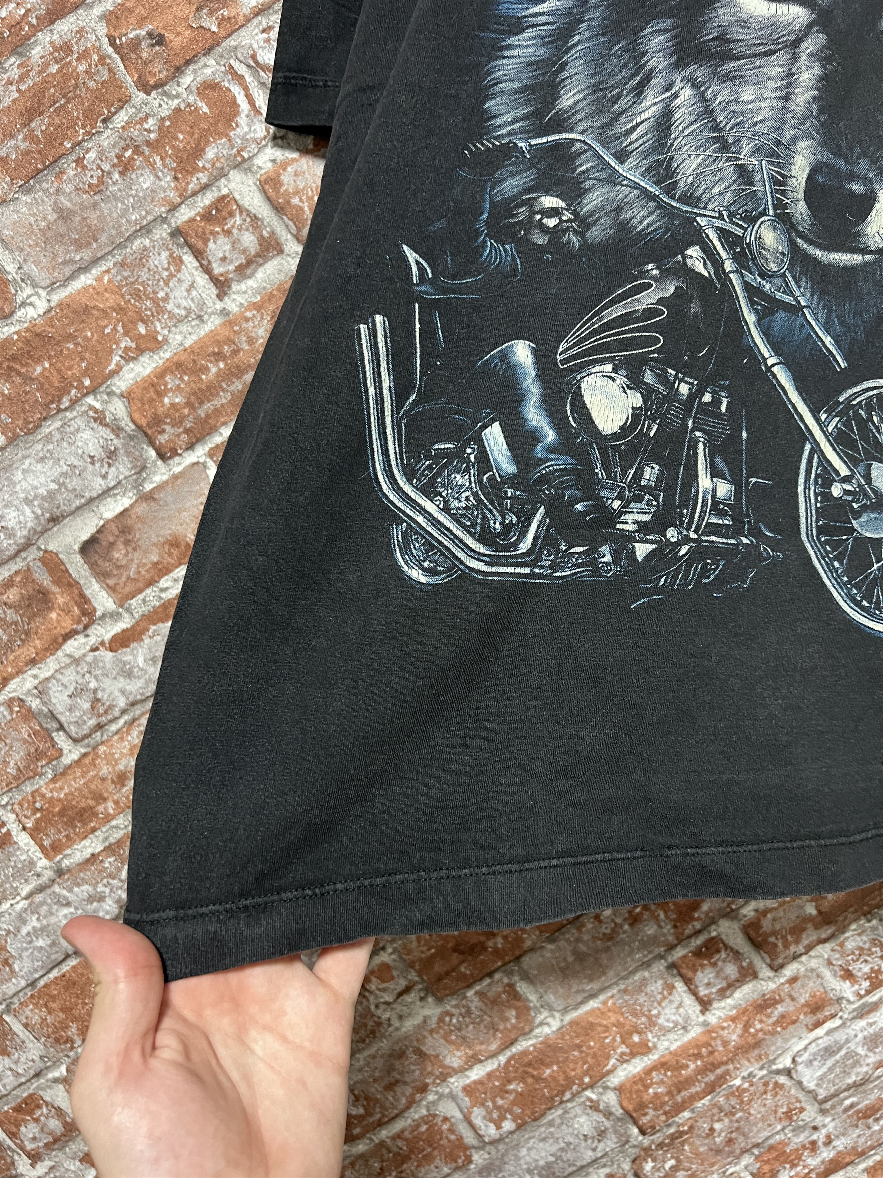 Vintage Vintage 2000s Legends Live Biker Wolf Graphic T-shirt Size US L / EU 52-54 / 3 - 9 Thumbnail