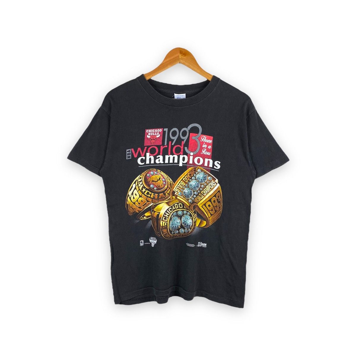 NBA × Vintage 1993 NBA WORLD CHAMPIONS CHICAGO BULLS THREE IN A ROW TEE Size US M / EU 48-50 / 2 - 1 Thumbnail