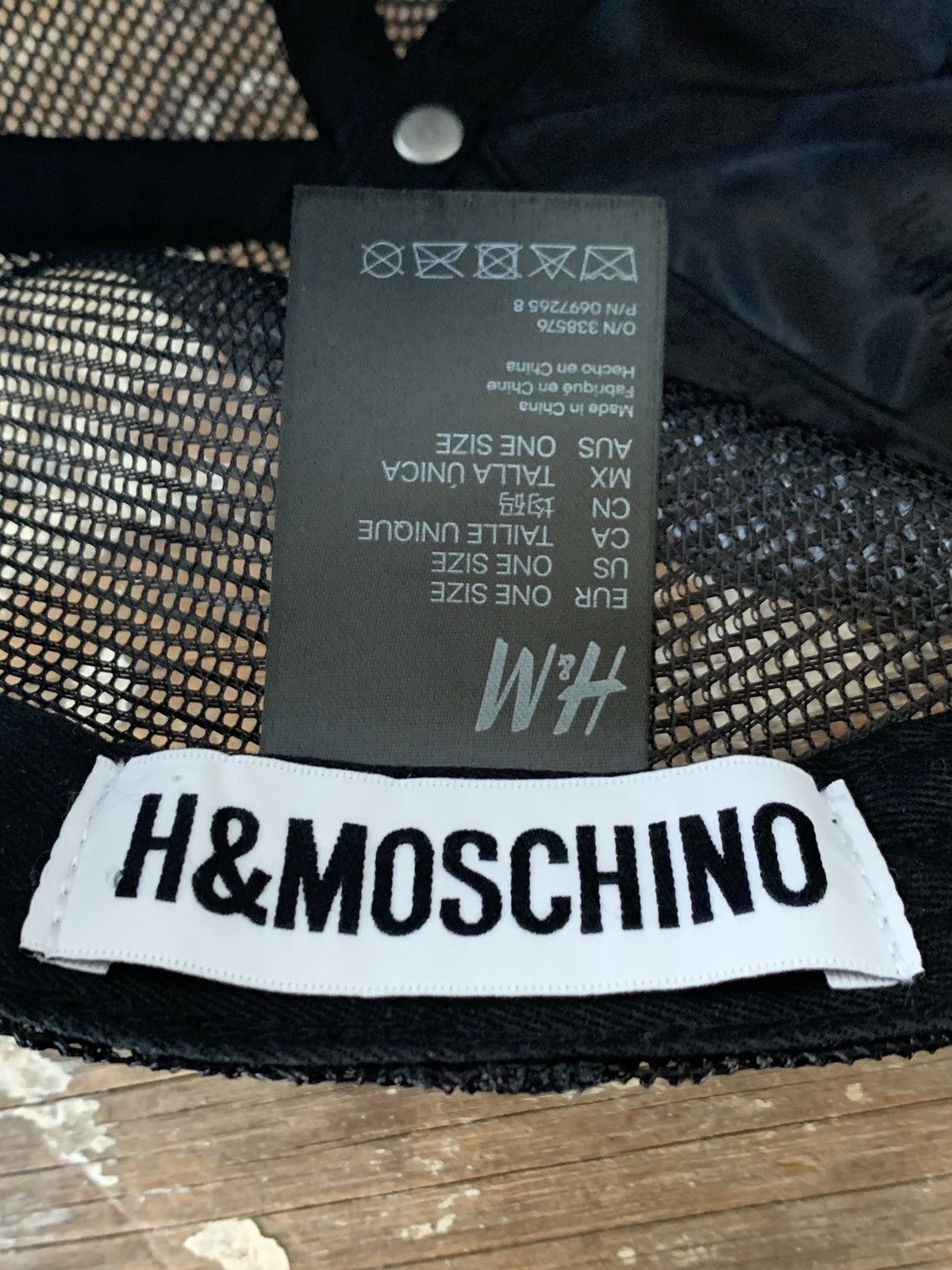 H&M × Moschino H&M X MOSCHINO LEATHER CAP WITH GOLD CHAIN BRIM Size ONE SIZE - 10 Thumbnail