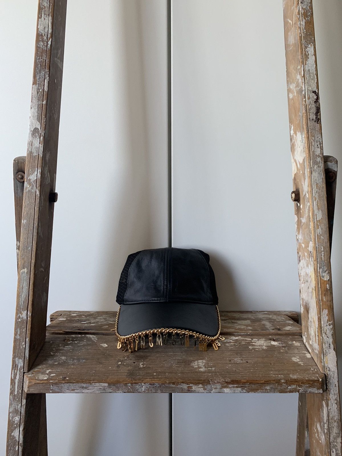H&M × Moschino H&M X MOSCHINO LEATHER CAP WITH GOLD CHAIN BRIM Size ONE SIZE - 4 Thumbnail