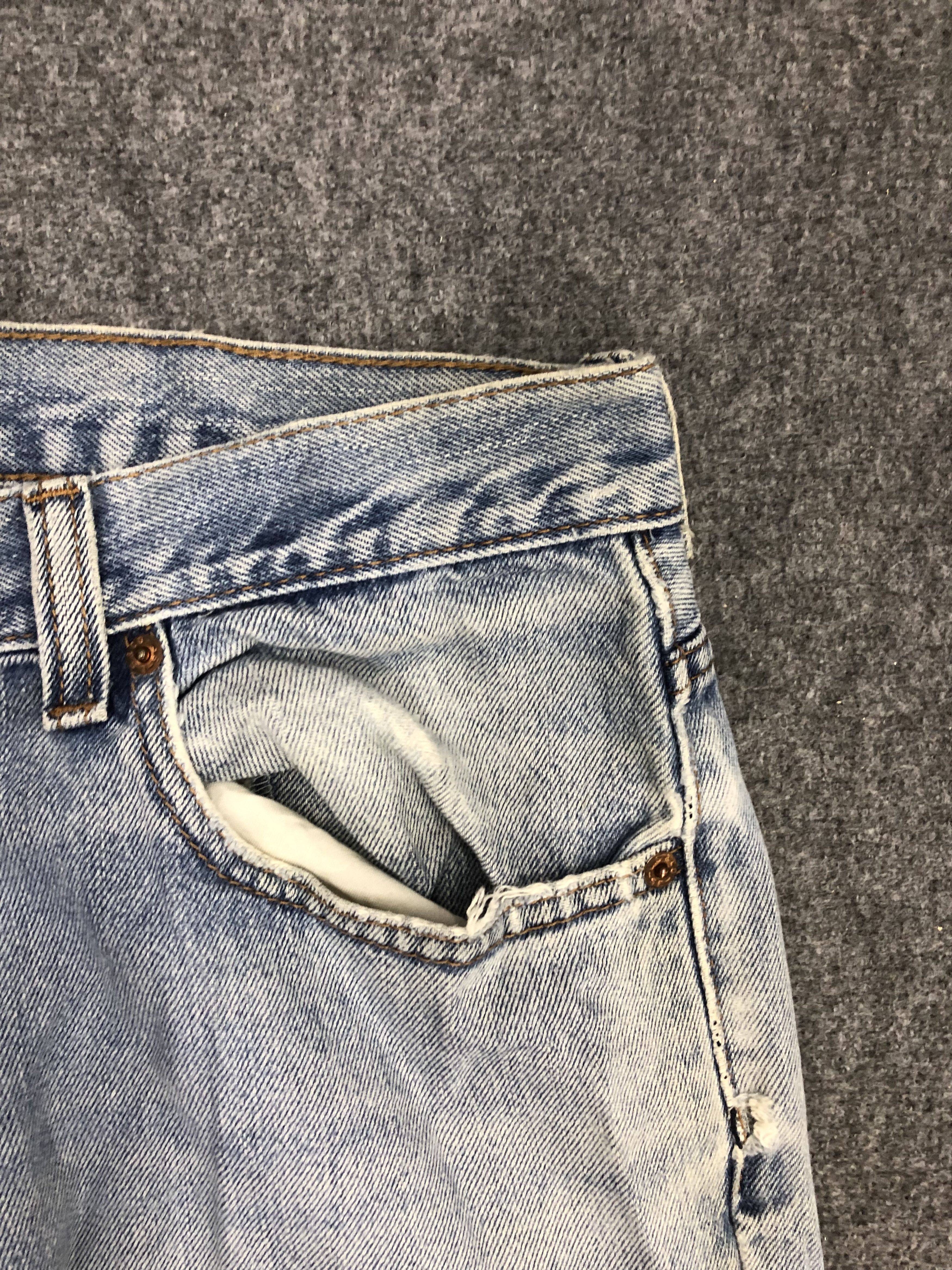 Levi's × Vintage Vintage Distressed Levis 560 Faded Blue Baggy Jeans DP1270 Size US 35 - 8 Thumbnail