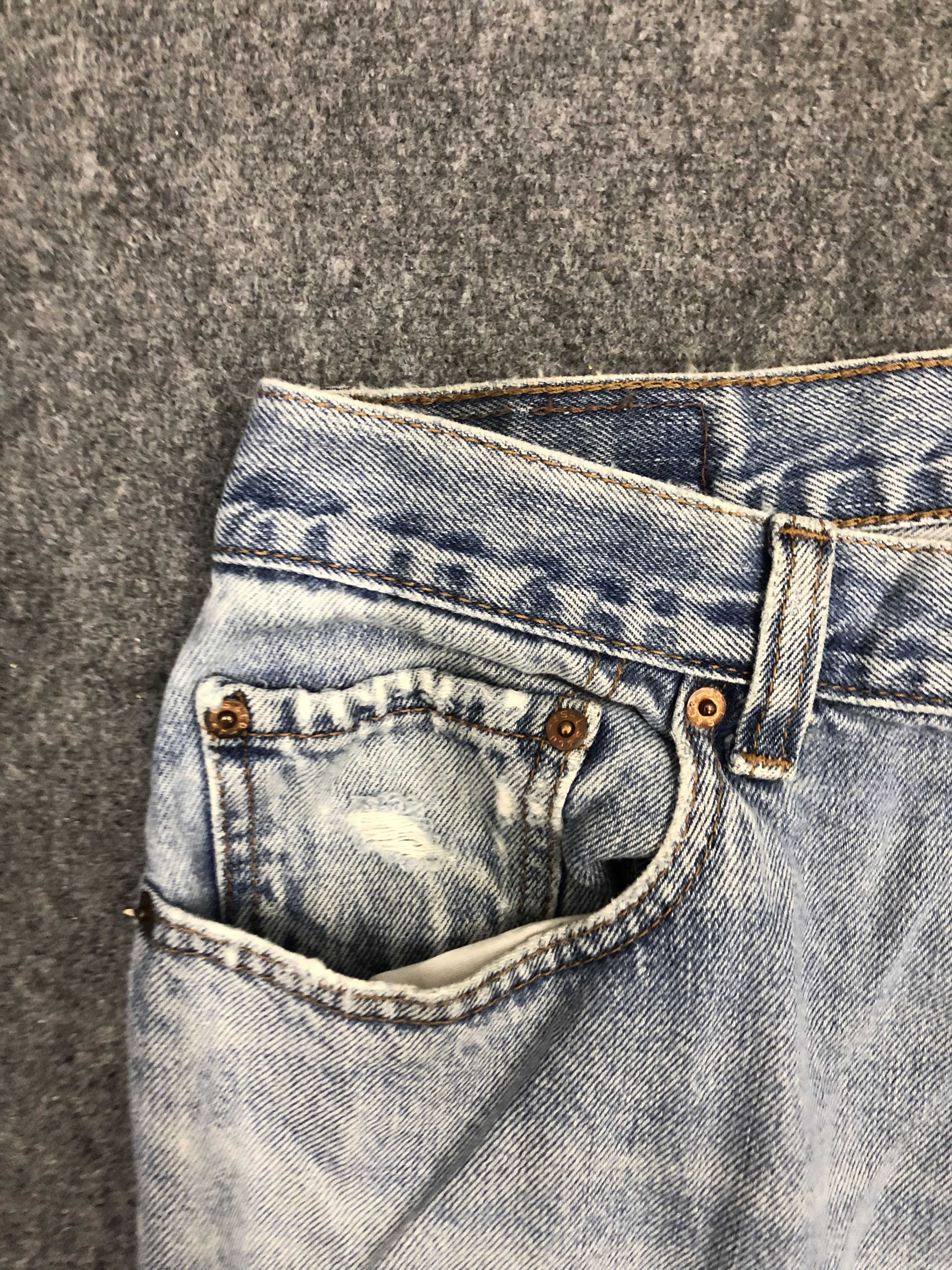 Levi's × Vintage Vintage Distressed Levis 560 Faded Blue Baggy Jeans DP1270 Size US 35 - 9 Thumbnail