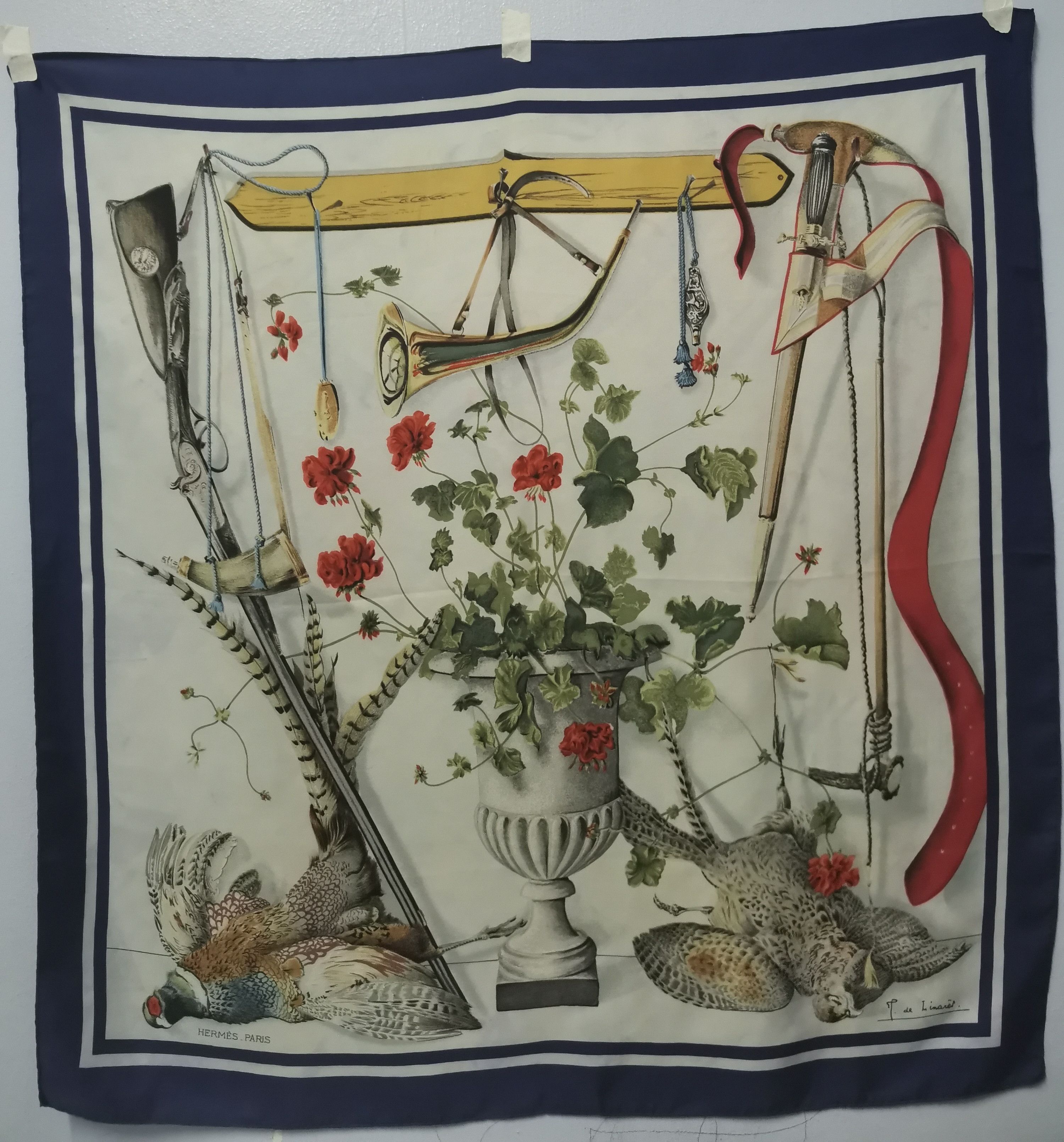 Foulard Hermès 'Fleurs Et Gibiers' En Soie - Imprimé Animal Et Floral - Occasion élégante Et Intemporelle