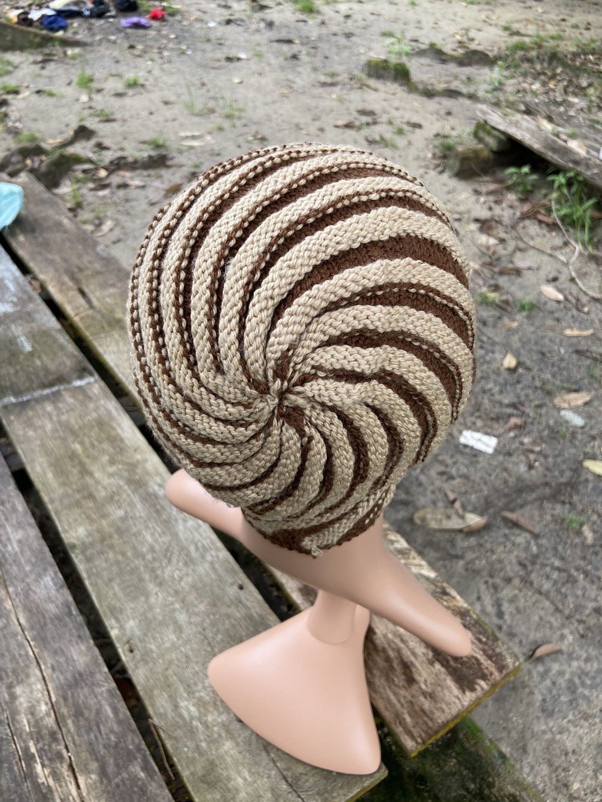 Japanese Brand DOUBLE COLOUR SPIRAL DESIGN KNITTED BEANIE Size ONE SIZE - 2 Thumbnail