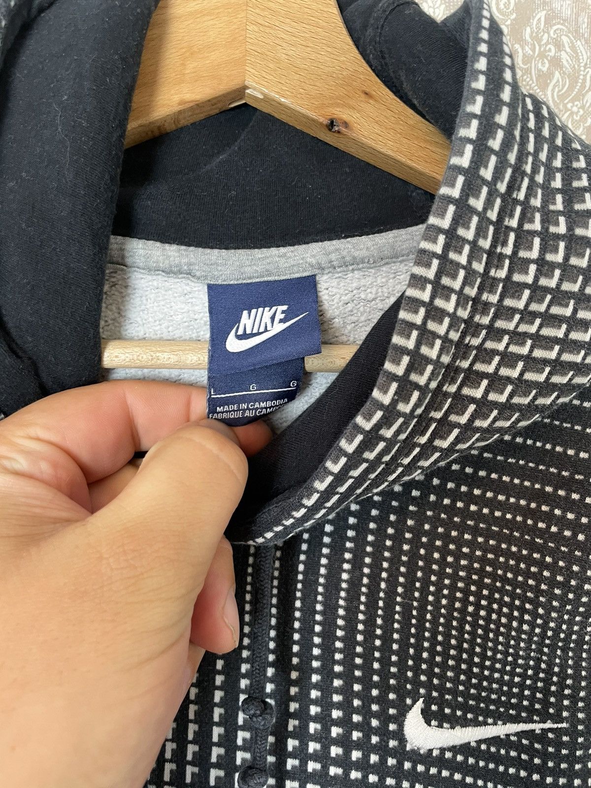 Nike × Vintage Vintage Y2K Distressed Nike Hoodie Size US L / EU 52-54 / 3 - 7 Thumbnail