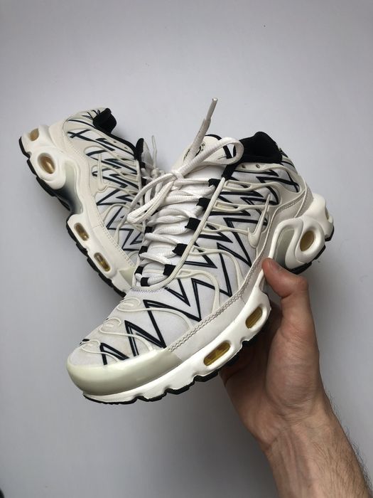 Air max plus shark white hotsell