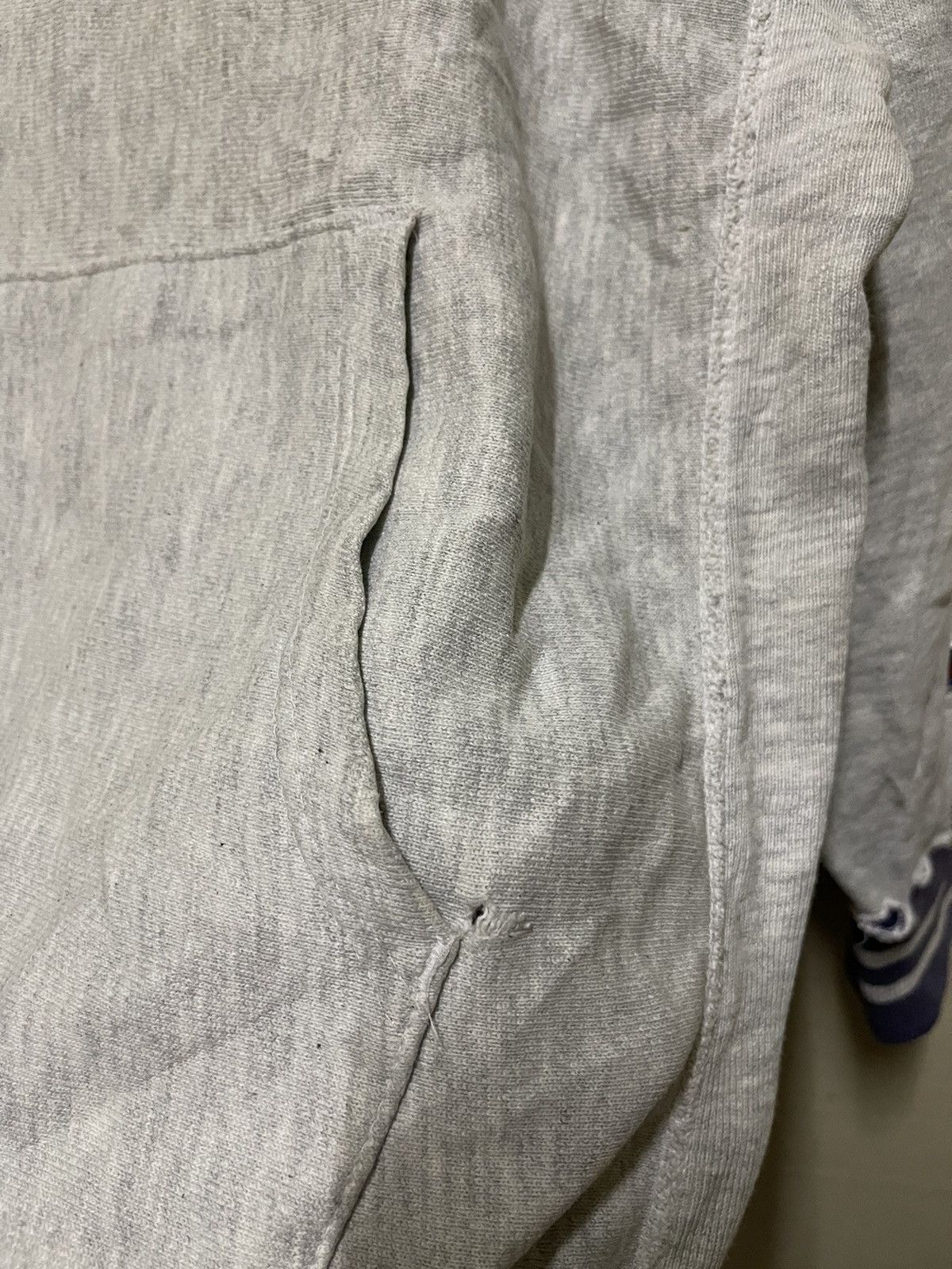 Champion × Vintage Vintage Thrashed 90s USA Champion Reverse Weave Hoodie Size US L / EU 52-54 / 3 - 7 Thumbnail