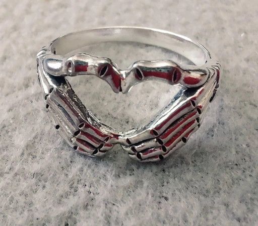 Jewelry Retro Skull Hand With Heart-Shaped Ring Size ONE SIZE - 1 Thumbnail