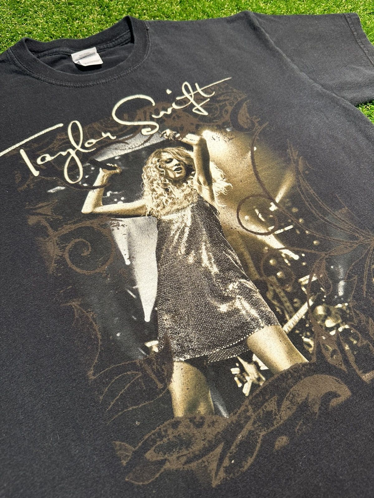 Vintage Taylor Swift Fearless Tour 2010 Concert Shirt