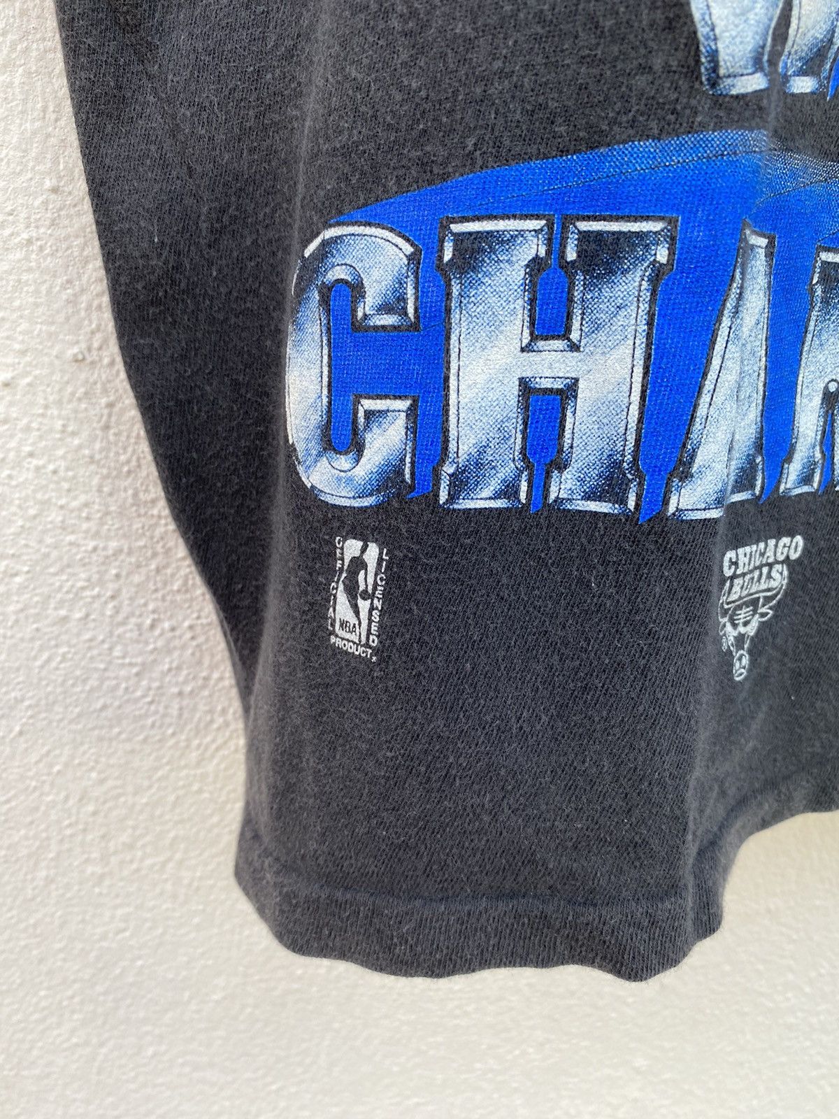 NBA Vintage chicago bulls nba champions 1993 raptee shirt Size US XL / EU 56 / 4 - 8 Thumbnail