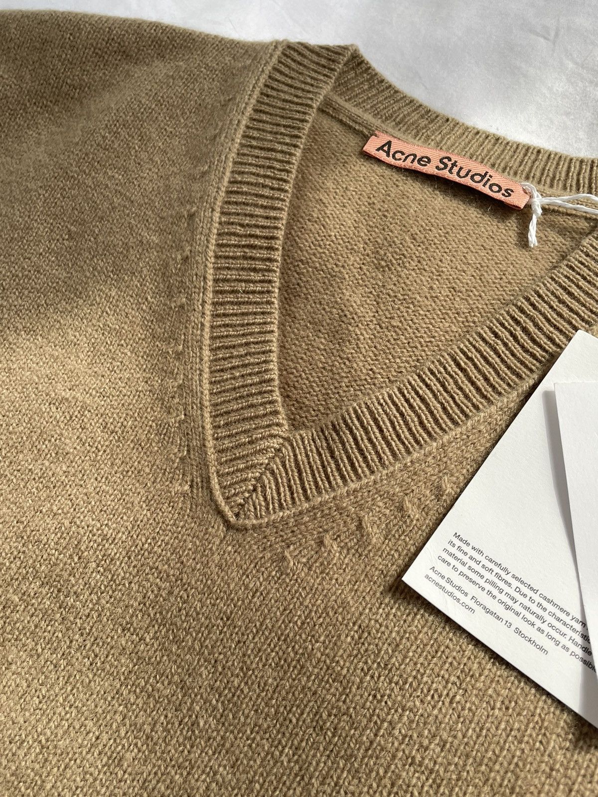 Acne Studios Acne studios cashmere blend v neck sweater Size US S / EU 44-46 / 1 - 2 Thumbnail