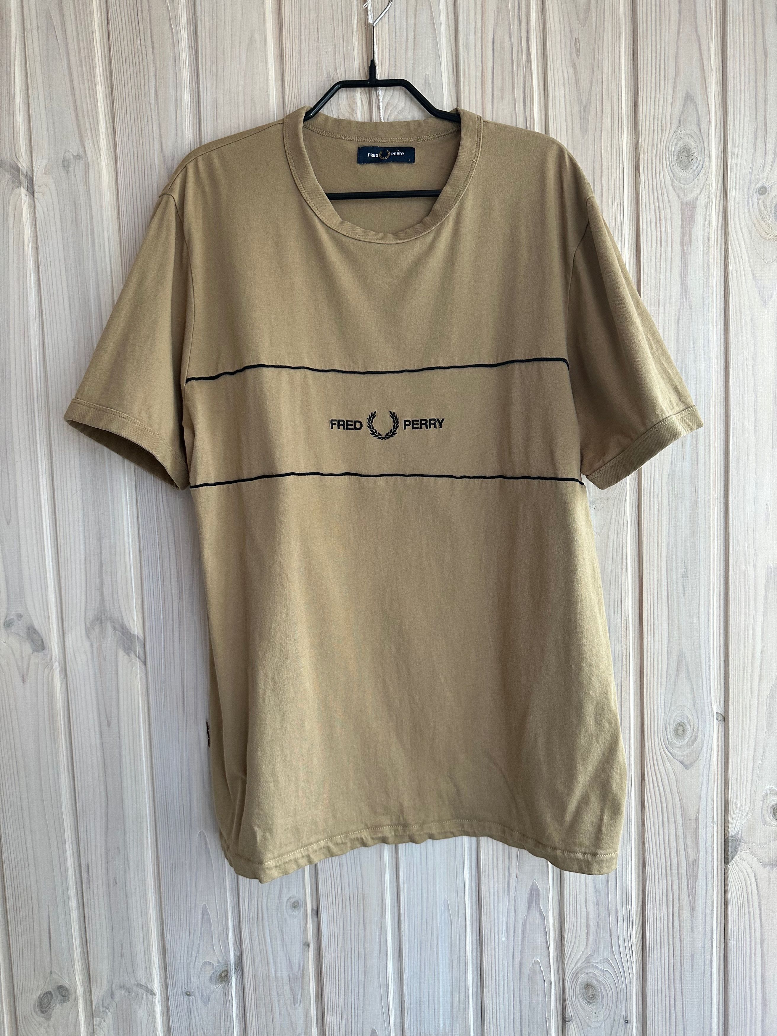Fred Perry FRED Perry Center Logo crew neck Tan t shirt Size US L / EU 52-54 / 3 - 1 Thumbnail