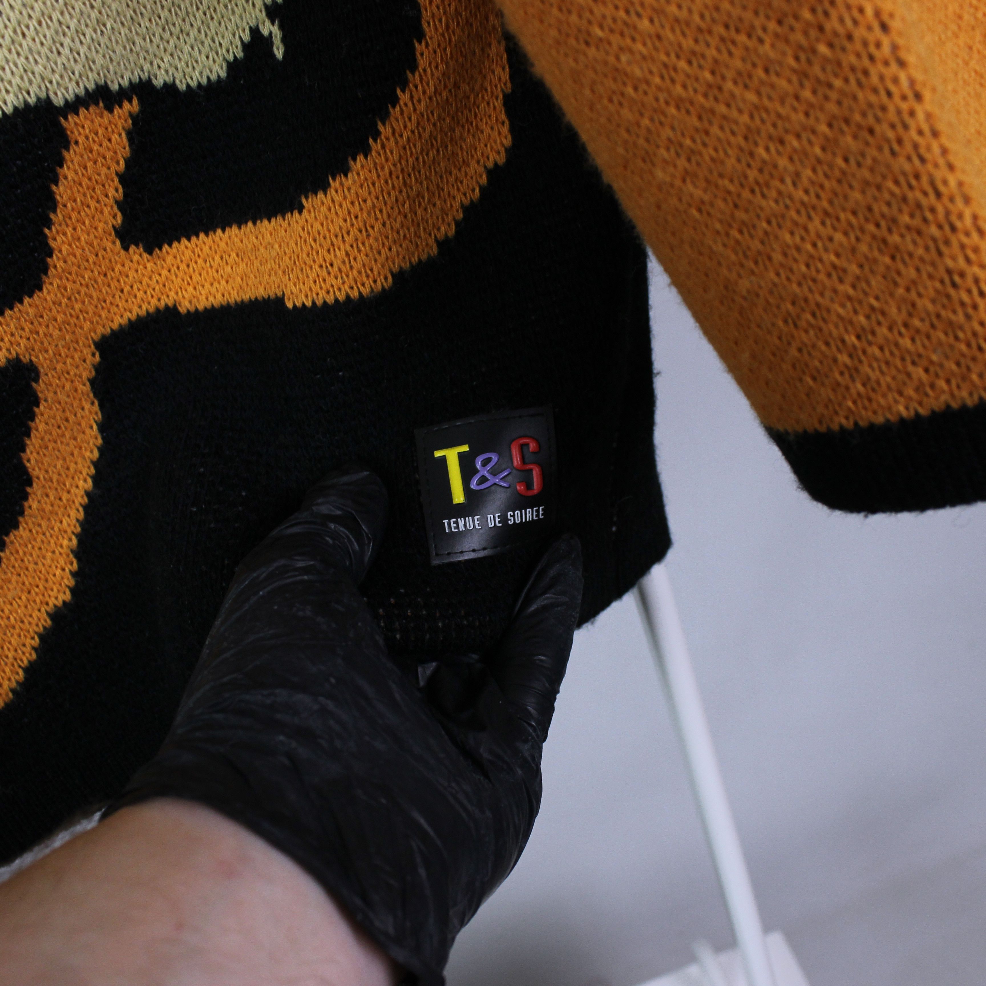Vintage Warner Bros Looney Tunes heavy sweater big logo M 1998 Size US M / EU 48-50 / 2 - 5 Thumbnail