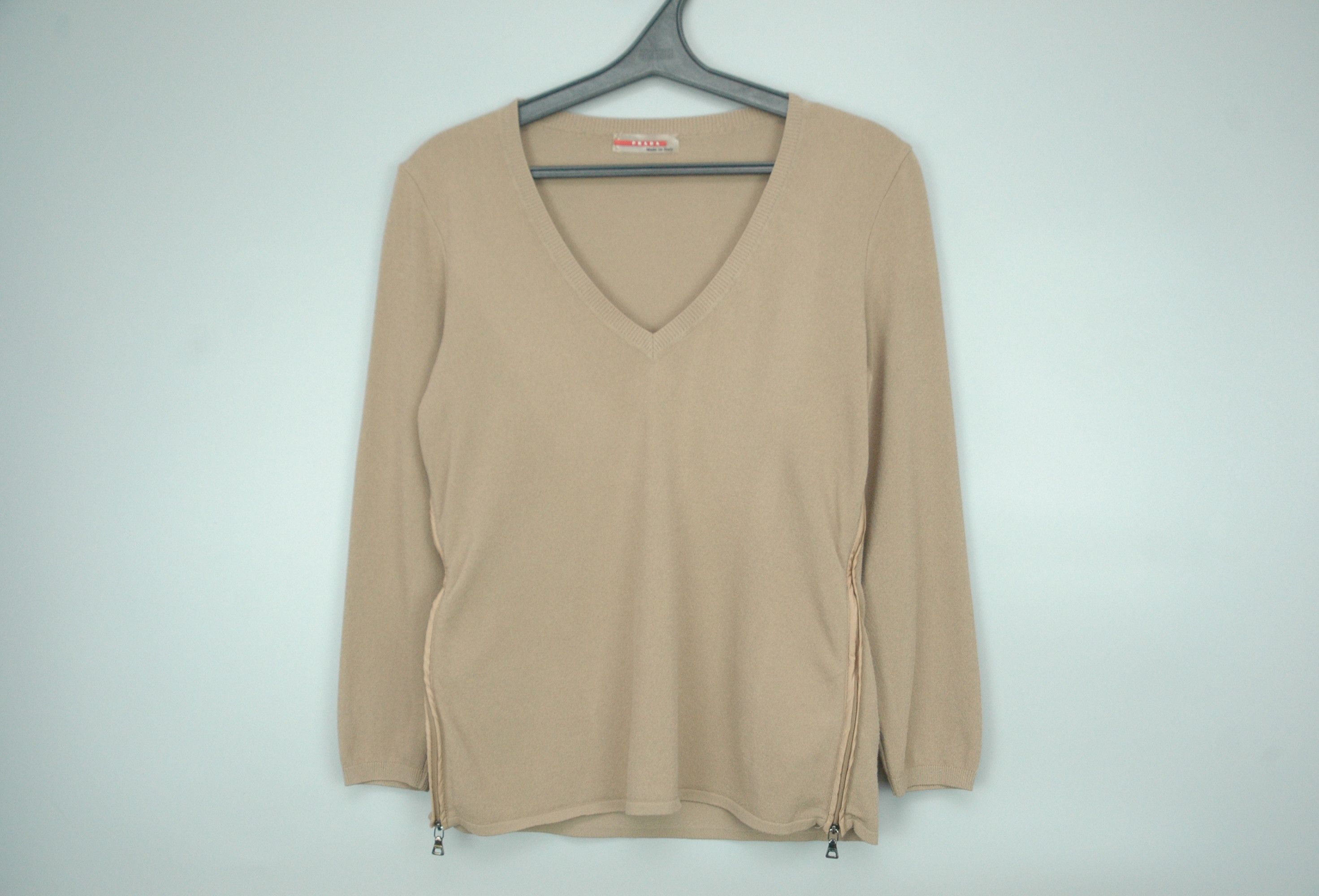 Prada Vintage Prada V-neck wmns Size 44 Made in Italy Size US S / EU 44-46 / 1 - 1 Thumbnail