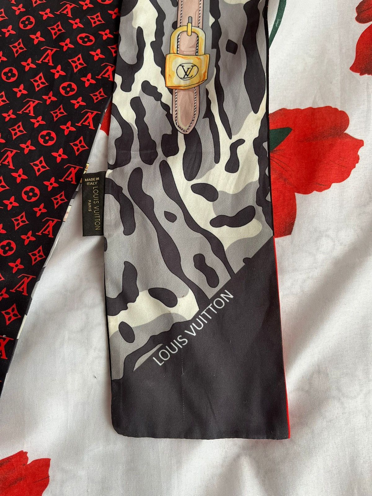 Louis Vuitton Louis Vuitton scarf handkerchief monogram Size ONE SIZE - 2 Thumbnail