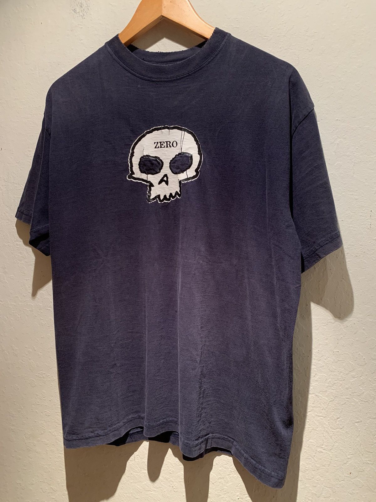 Vintage *RARE* Vintage Zero Skateboards Skull OG Logo Center T-Shirt Size US L / EU 52-54 / 3 - 1 Thumbnail