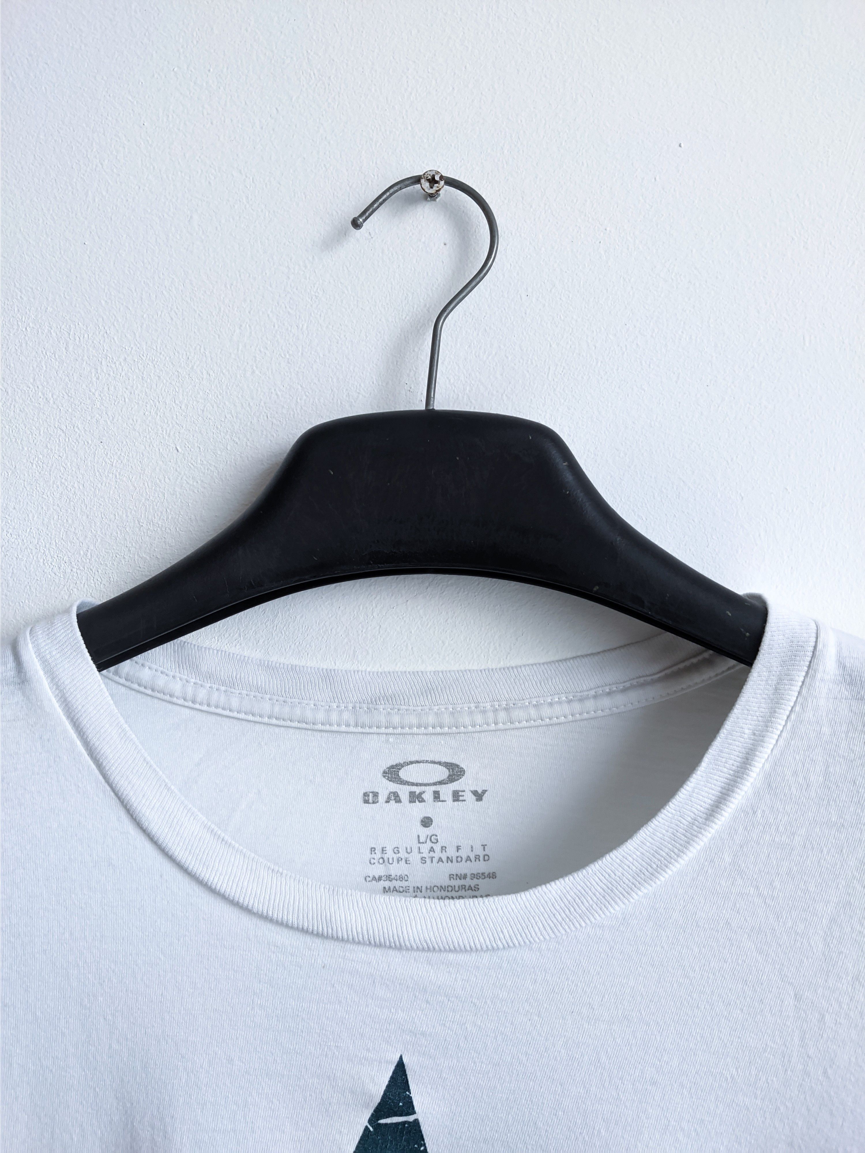 Oakley Oakley tshirt big logo white crew neck vintage Size US L / EU 52-54 / 3 - 3 Thumbnail