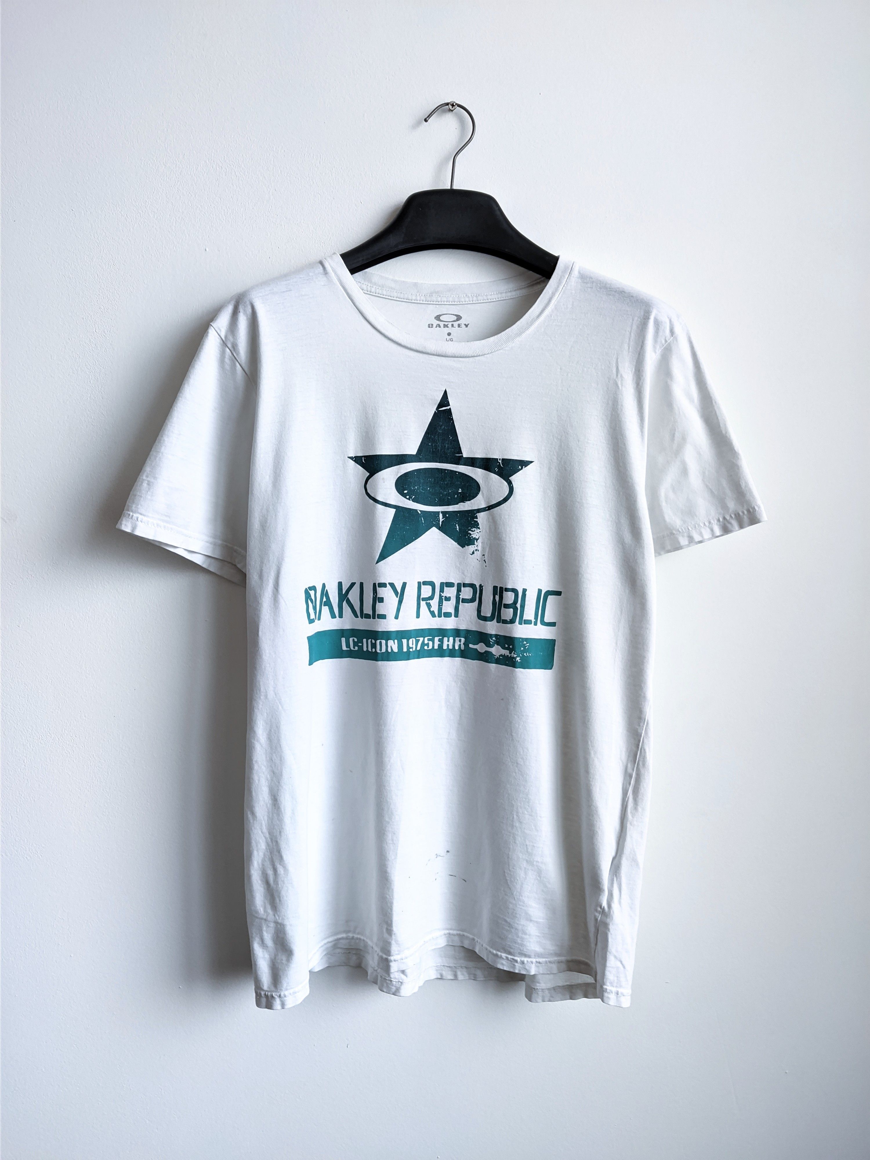 Oakley Oakley tshirt big logo white crew neck vintage Size US L / EU 52-54 / 3 - 2 Thumbnail