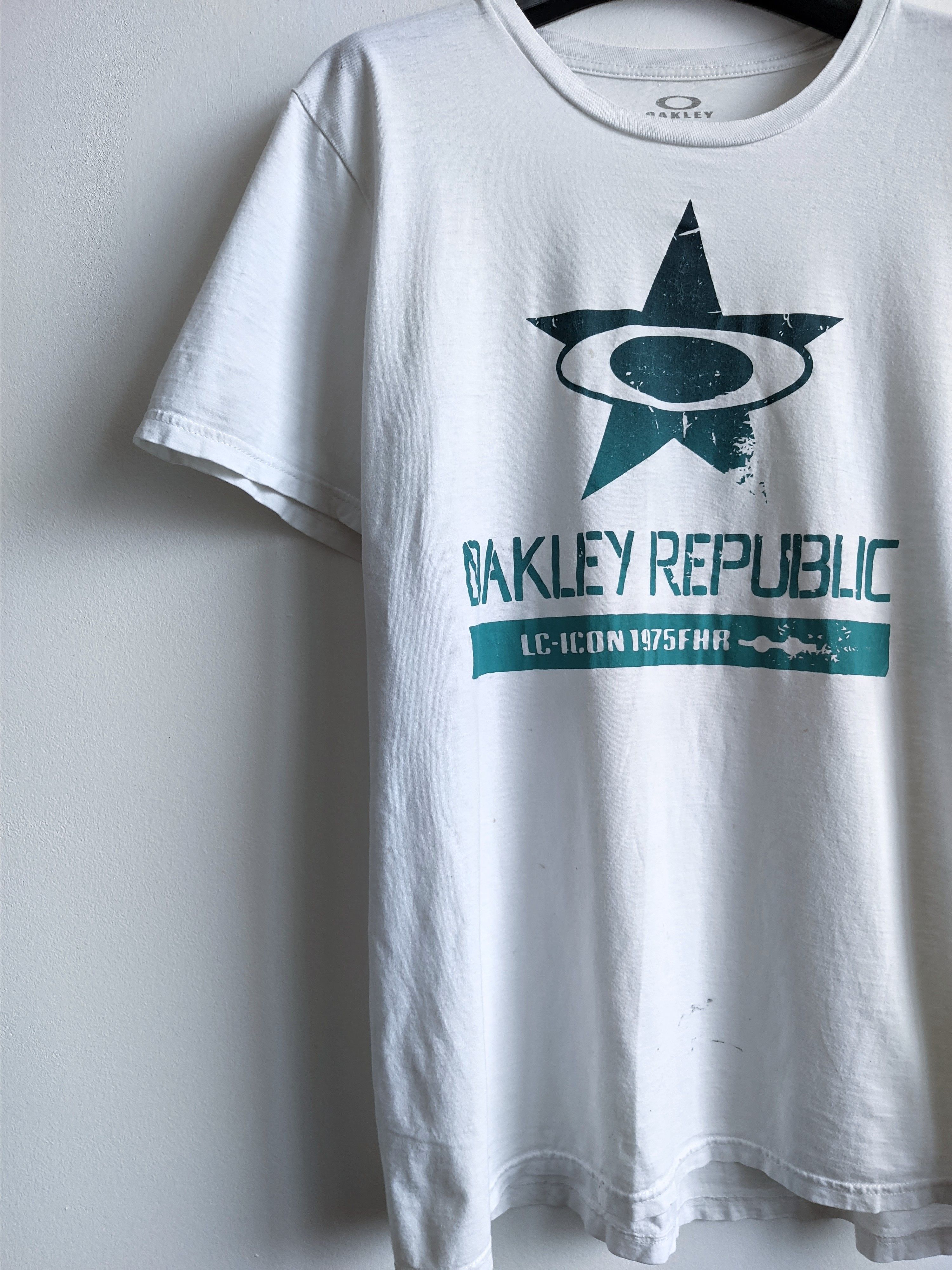 Oakley Oakley tshirt big logo white crew neck vintage Size US L / EU 52-54 / 3 - 5 Thumbnail