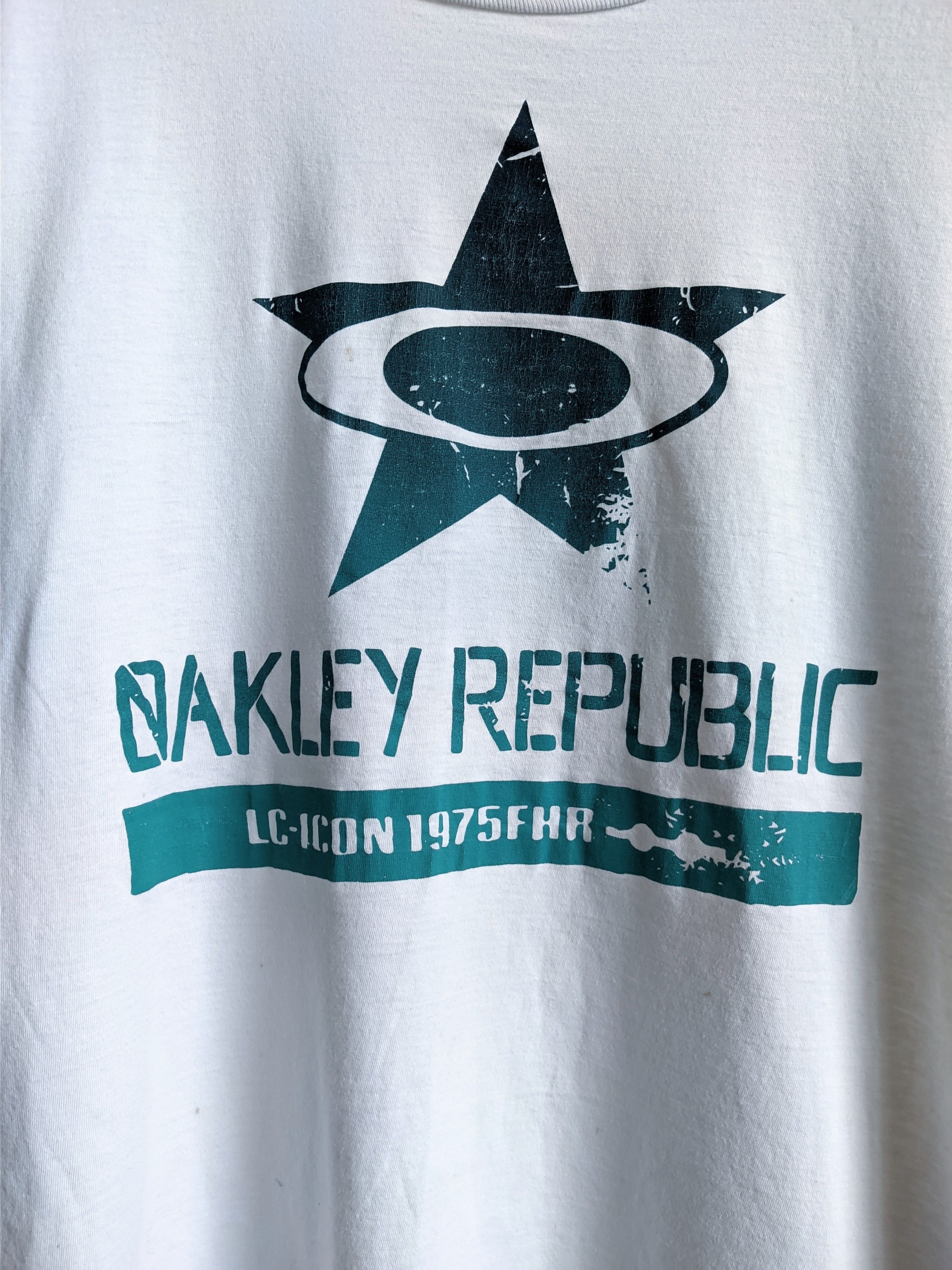 Oakley Oakley tshirt big logo white crew neck vintage Size US L / EU 52-54 / 3 - 4 Thumbnail