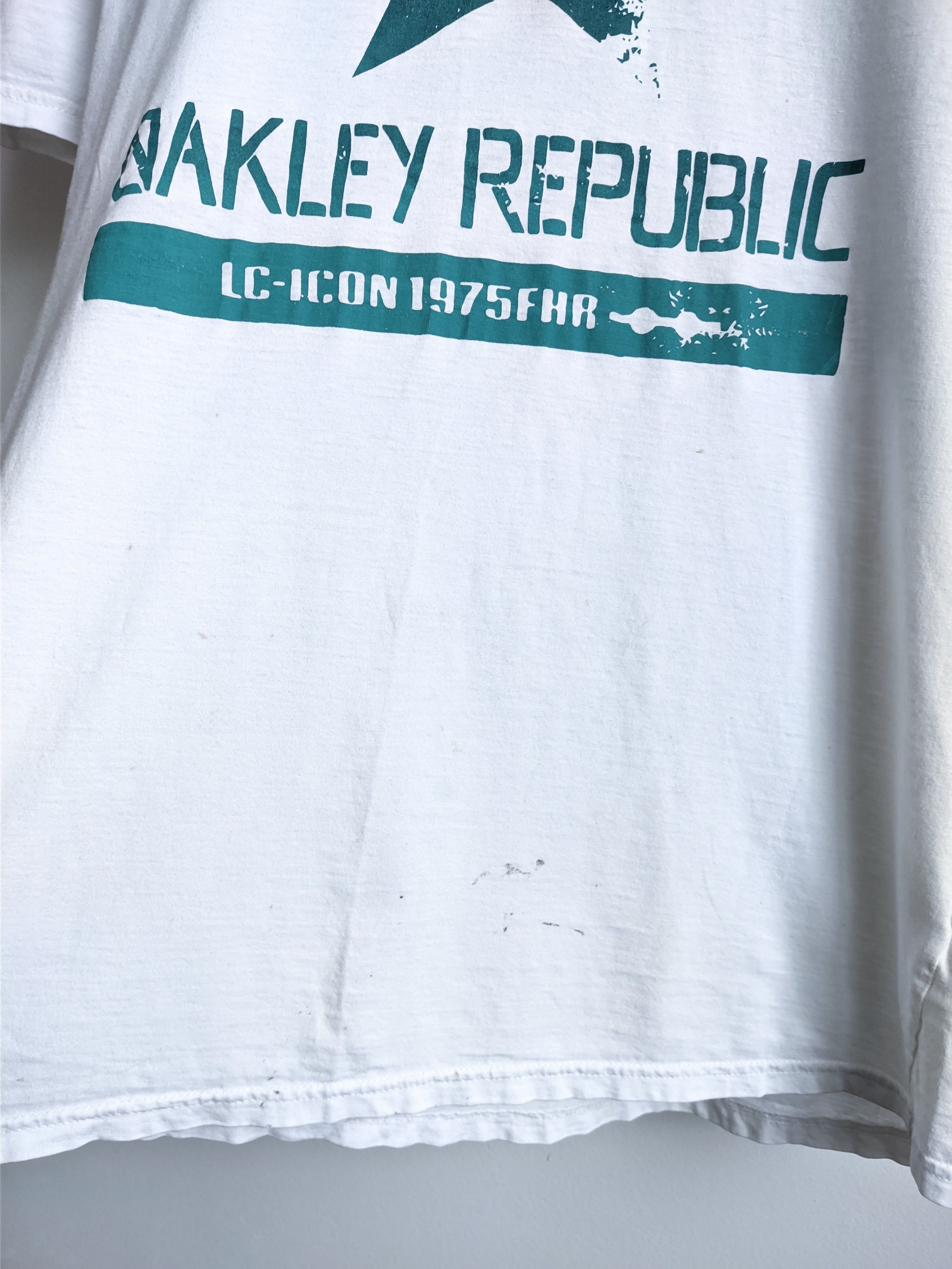 Oakley Oakley tshirt big logo white crew neck vintage Size US L / EU 52-54 / 3 - 7 Thumbnail